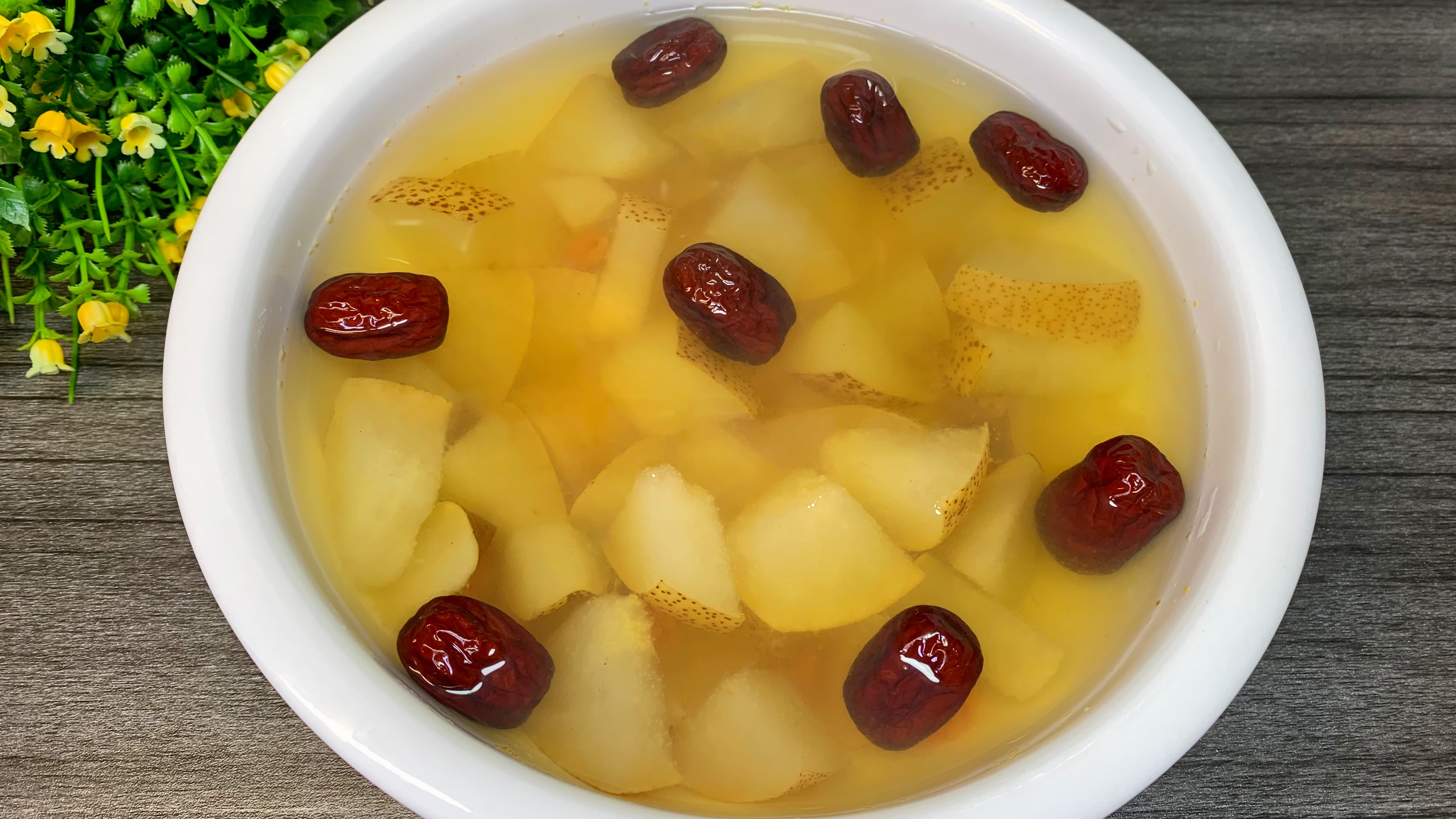 秋冬季节多给家人炖冰糖雪梨茶,润肺降燥,止咳化痰,做法也简单