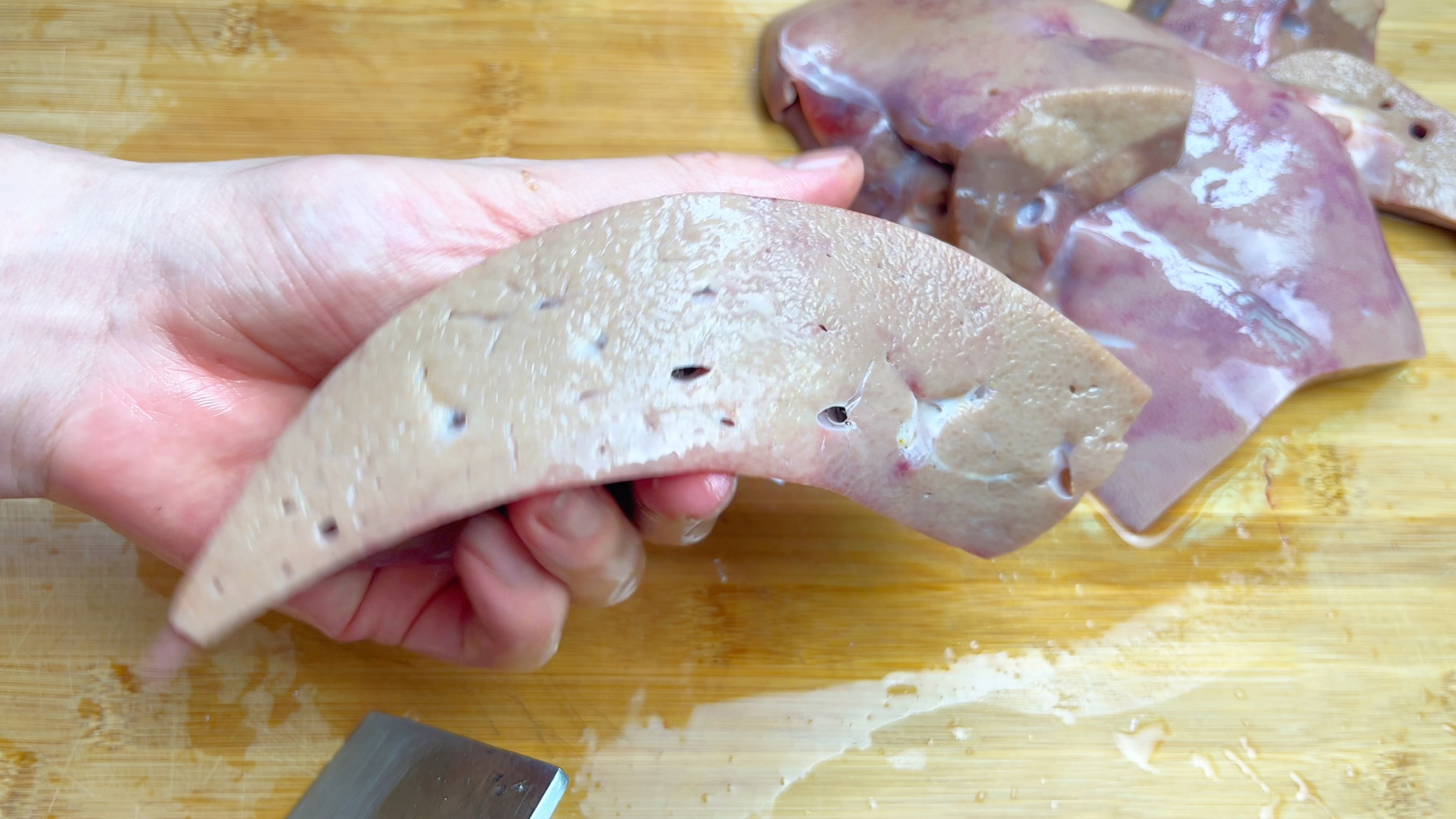 广东猪肝煮汤好喝没有腥味，因为猪肝提前处理的好，教你正宗做法