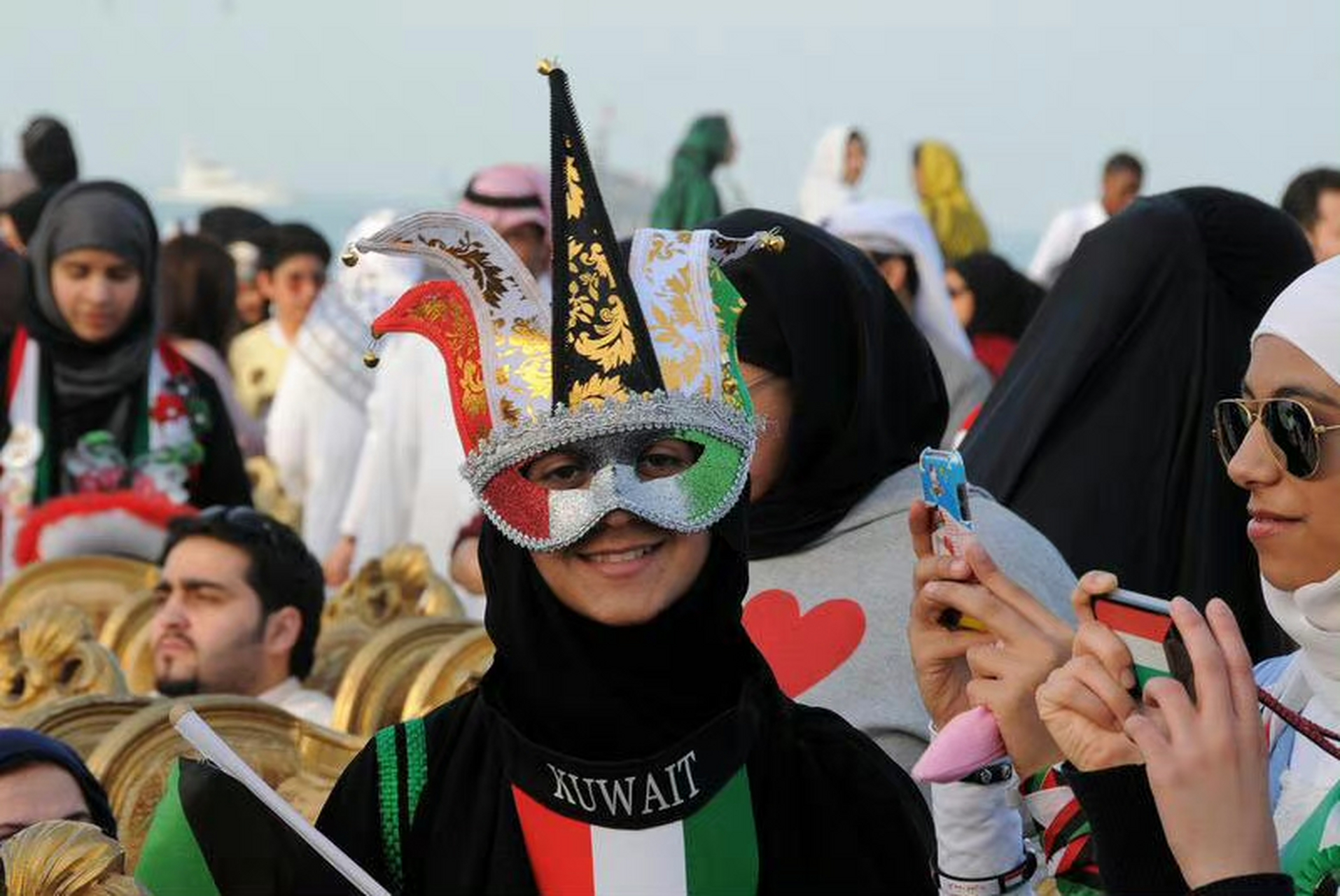 西亚小国科威特常住人口四百多万,其中只有一百来万是本国人,其他三百