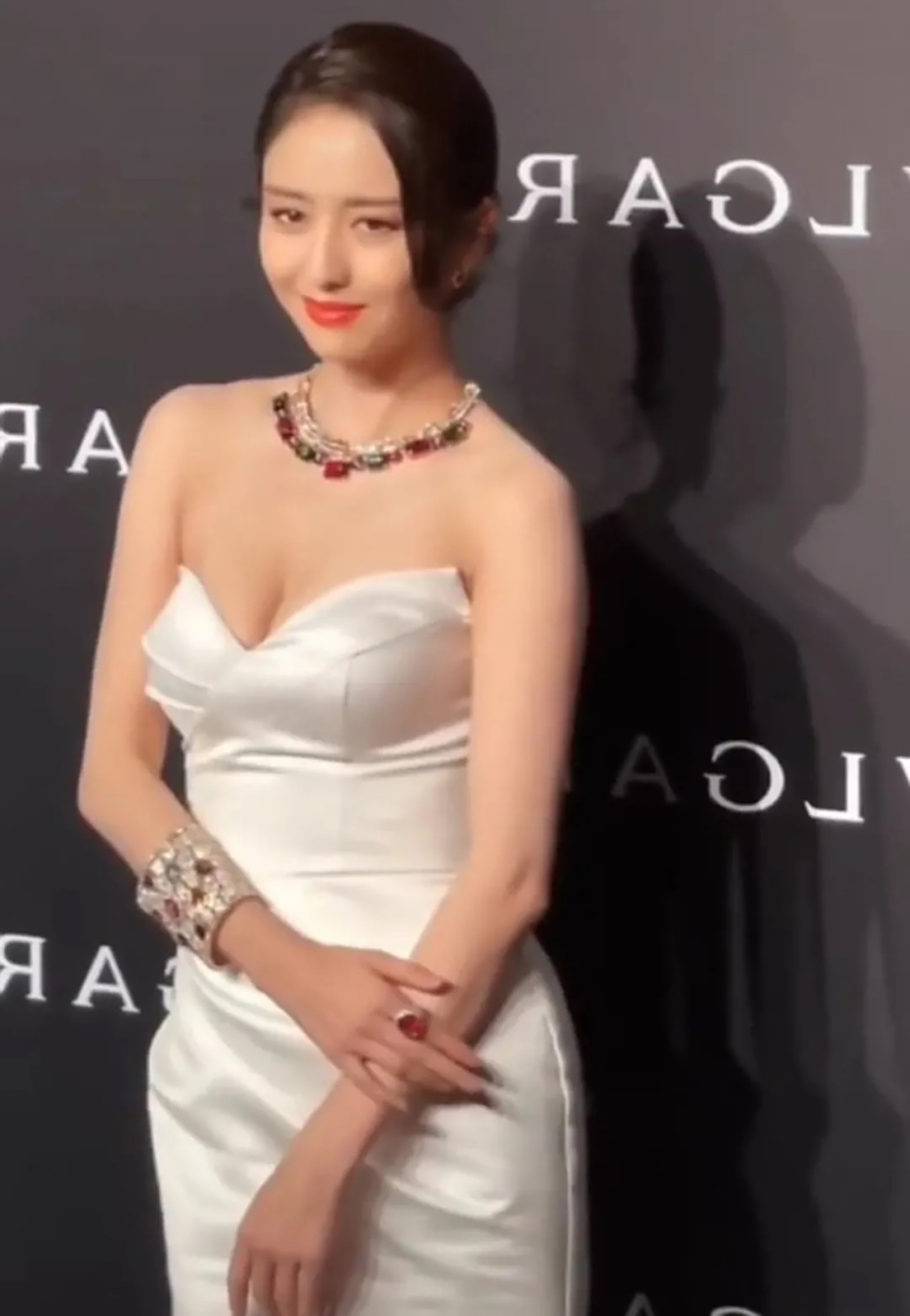 佟丽娅在参加活动中,一身白色抹胸裙,把事业线挤得丰满性感,散发迷人