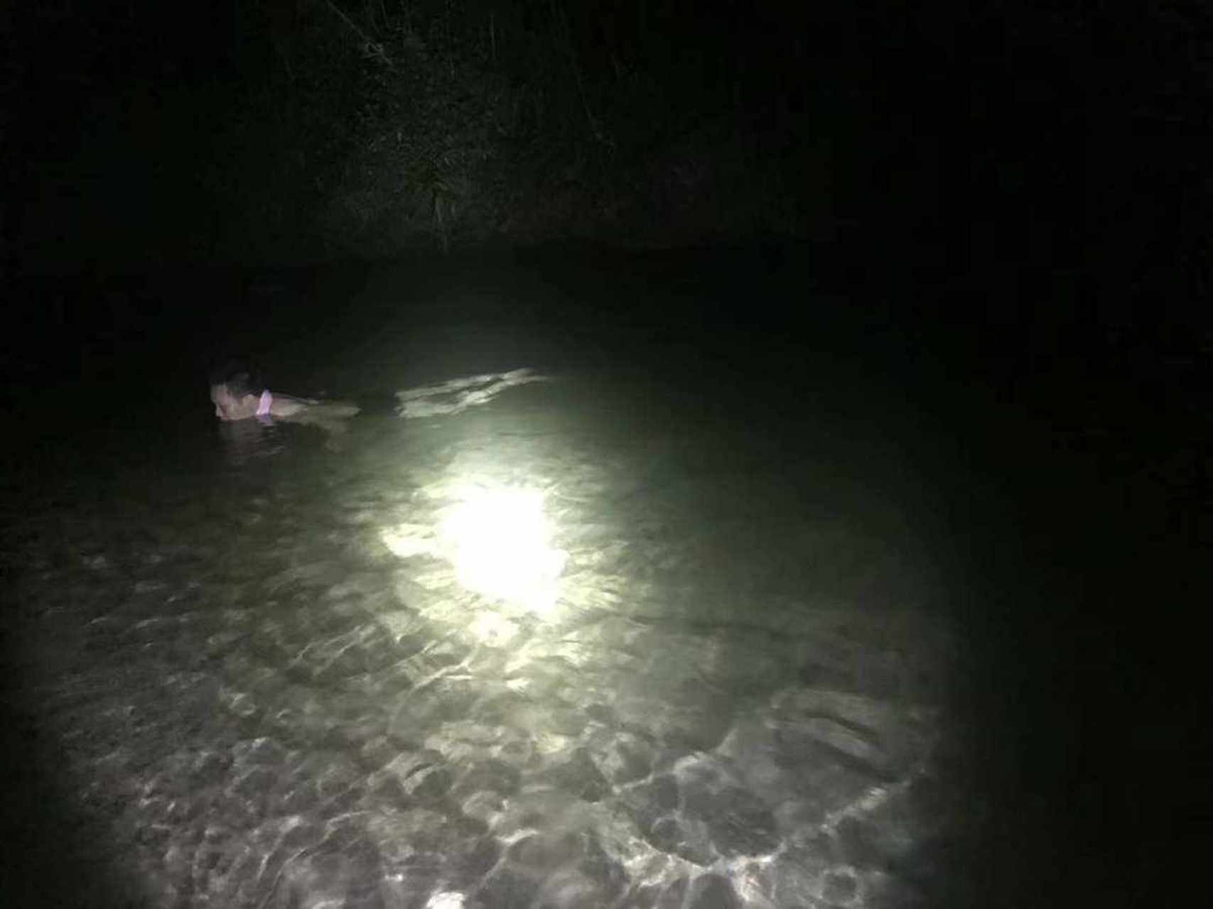 天津,男子夜里去水库偷螃蟹,被保安发现,手持棍棒追赶,男子吓得跳进水