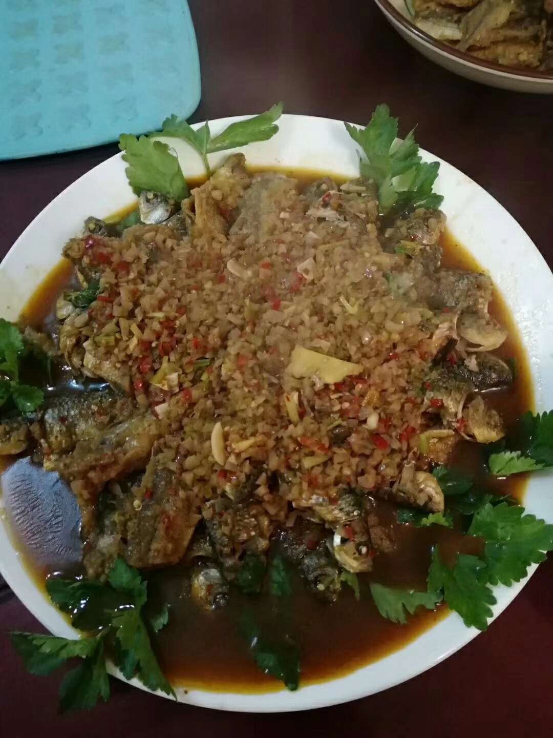 哥从老家带回来几样食材 在厨房里忙碌起来 清洗