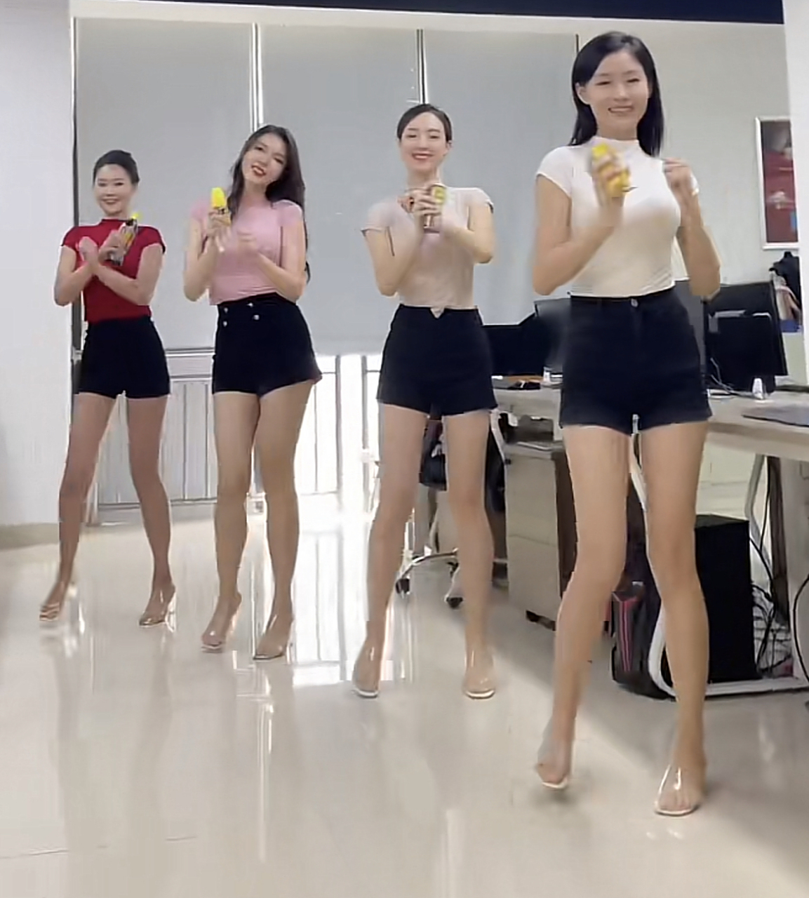 肤白貌美大长腿好身材的模特依次排开