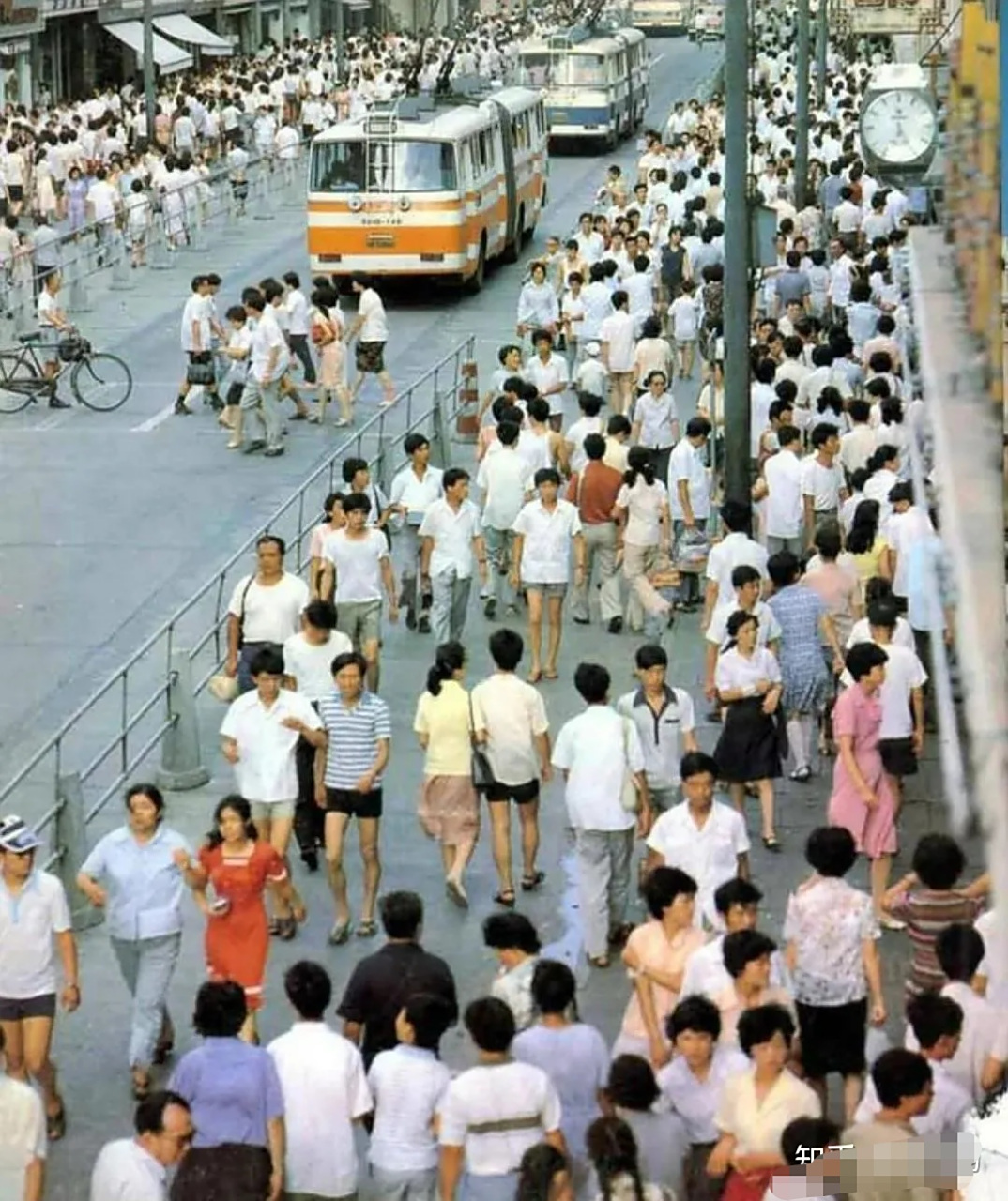 1984年,上海南京东路川流不息的人群.80年代戴眼镜的人和胖人不多!