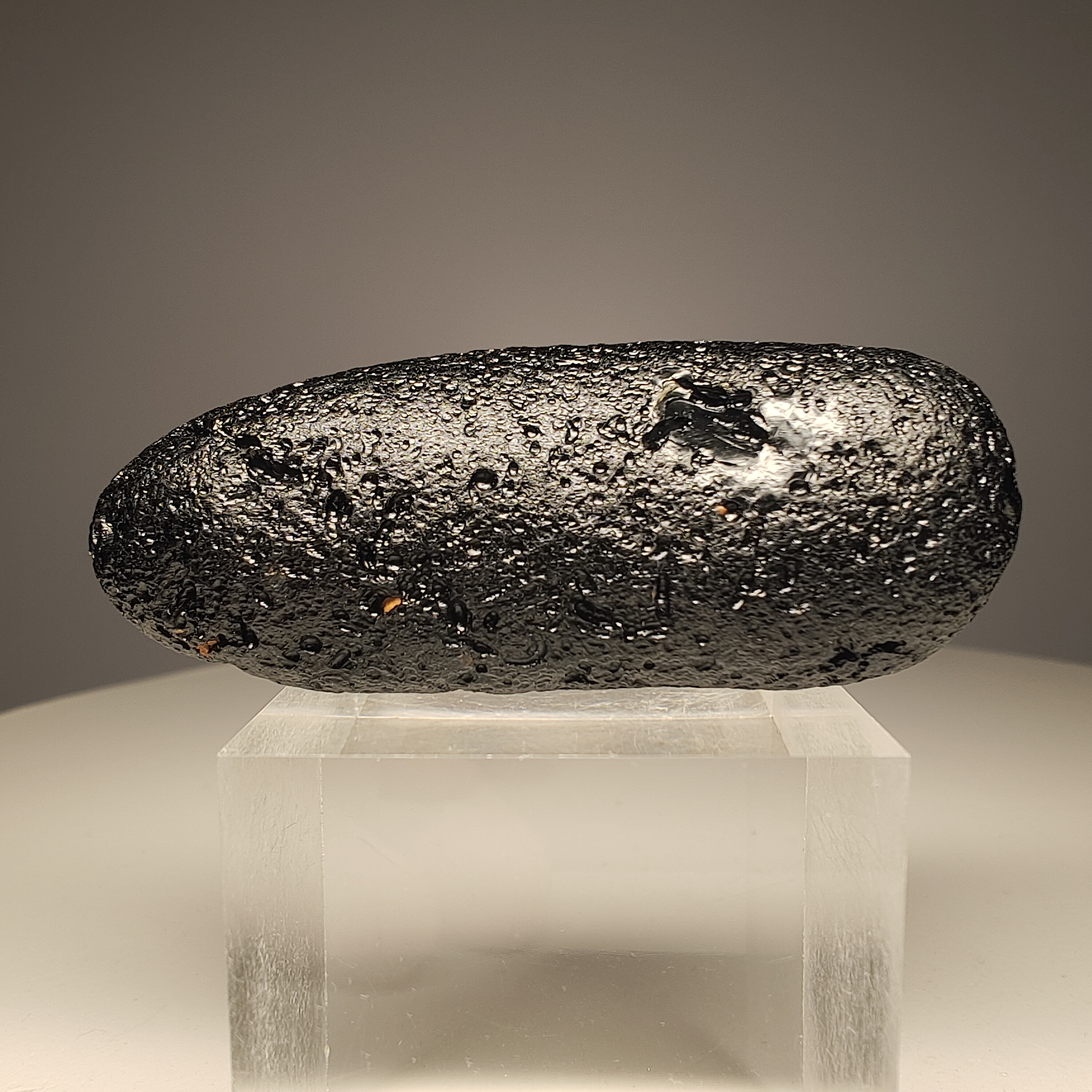雷公墨玻璃陨石:神秘的作用与价值探寻