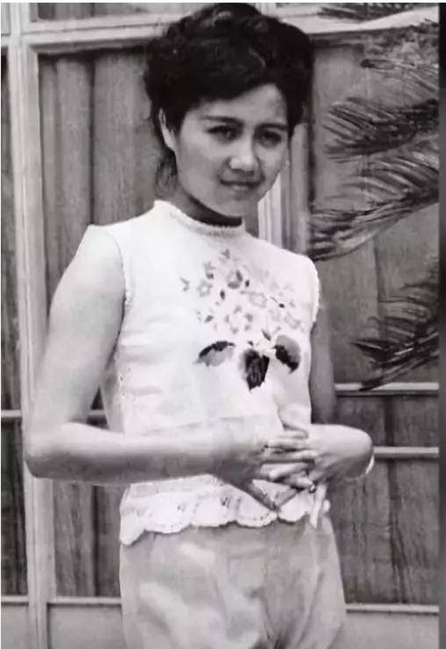 四太梁安琪年轻时,当年她也很爱跳舞,在聚会上和赌王一见钟情