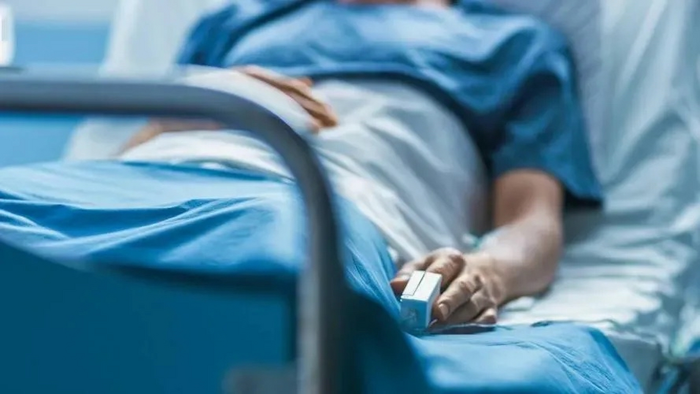 我小时候打破了一个碗,我妈能劈头盖脸往死里骂我,这两年我大了,我妈
