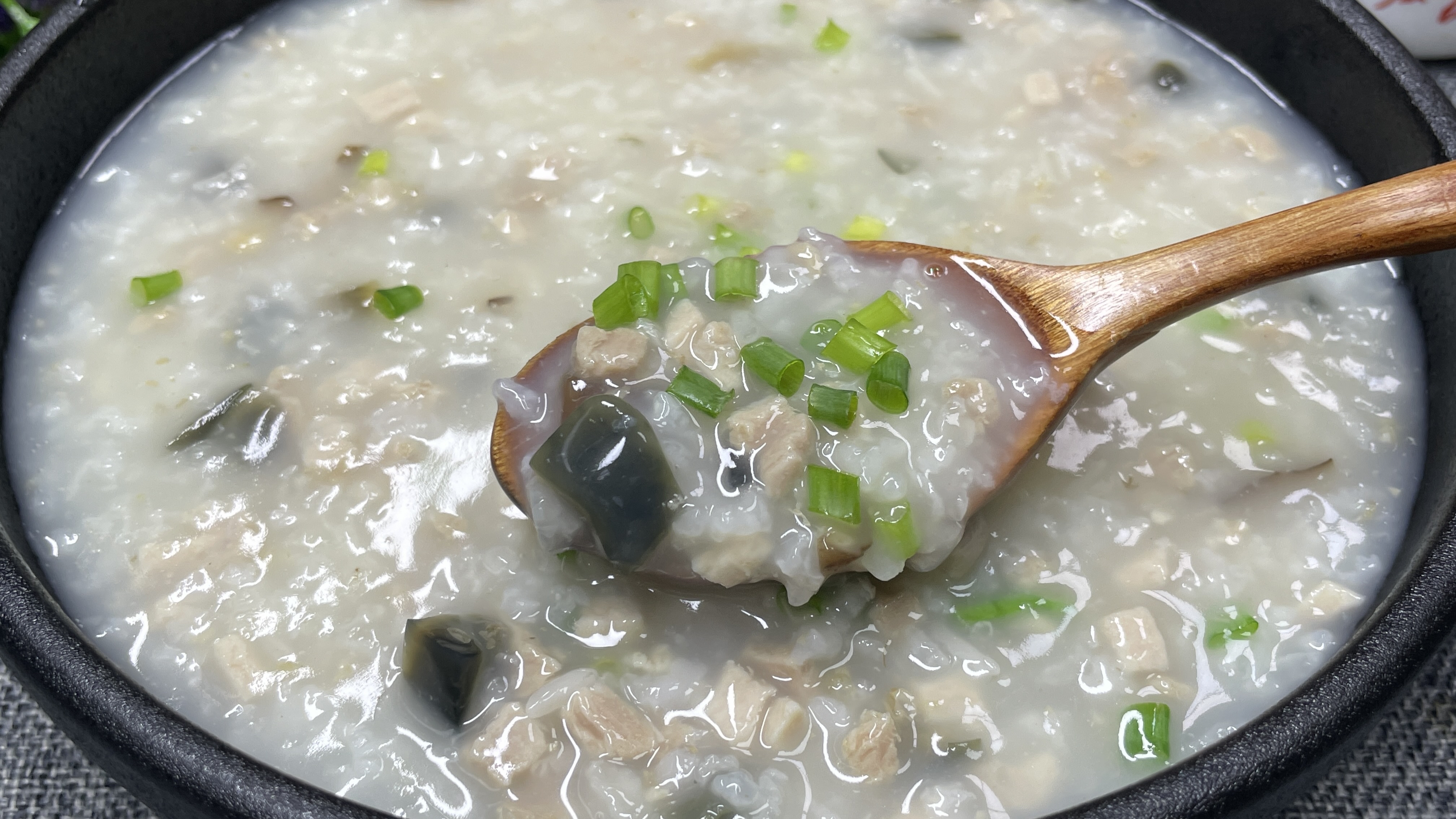 想喝皮蛋瘦肉粥别去外面买了,教你懒人做法,鲜香滑嫩满口留香