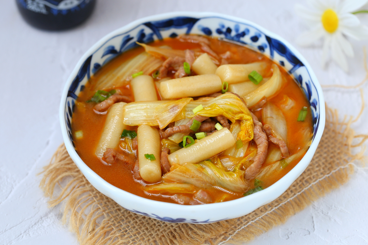 年糕还是中式做法好吃,加蔬菜和肉丝煮成汤,软糯入味儿营养十足