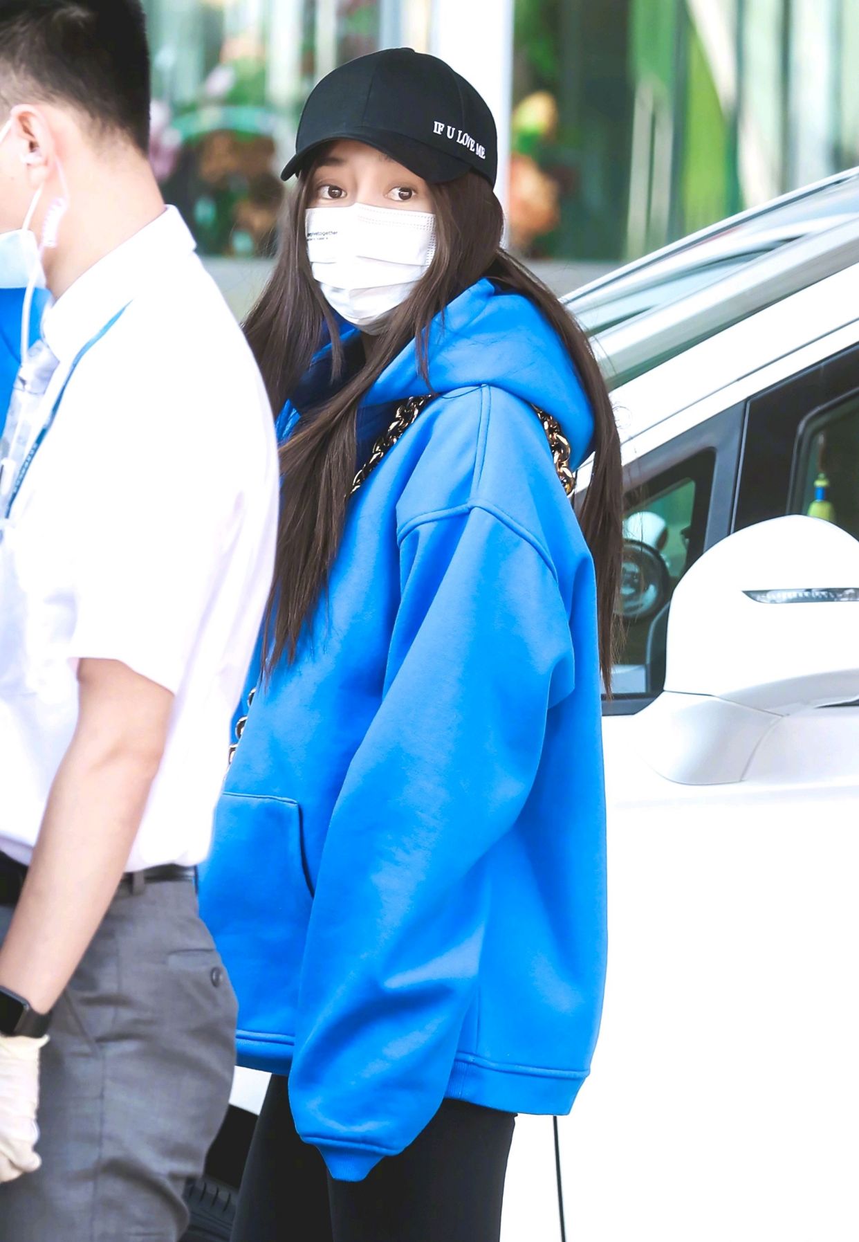 杨颖angelababy机场私服照,身穿蓝色卫衣戴棒球帽青春元气