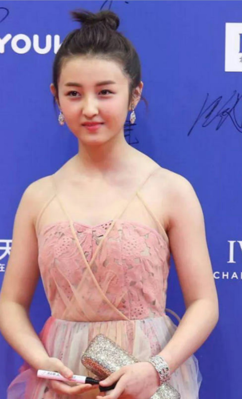 女明星减肥真的好厉害,张子枫也是娱乐圈的一个减肥励志例子了,从开始