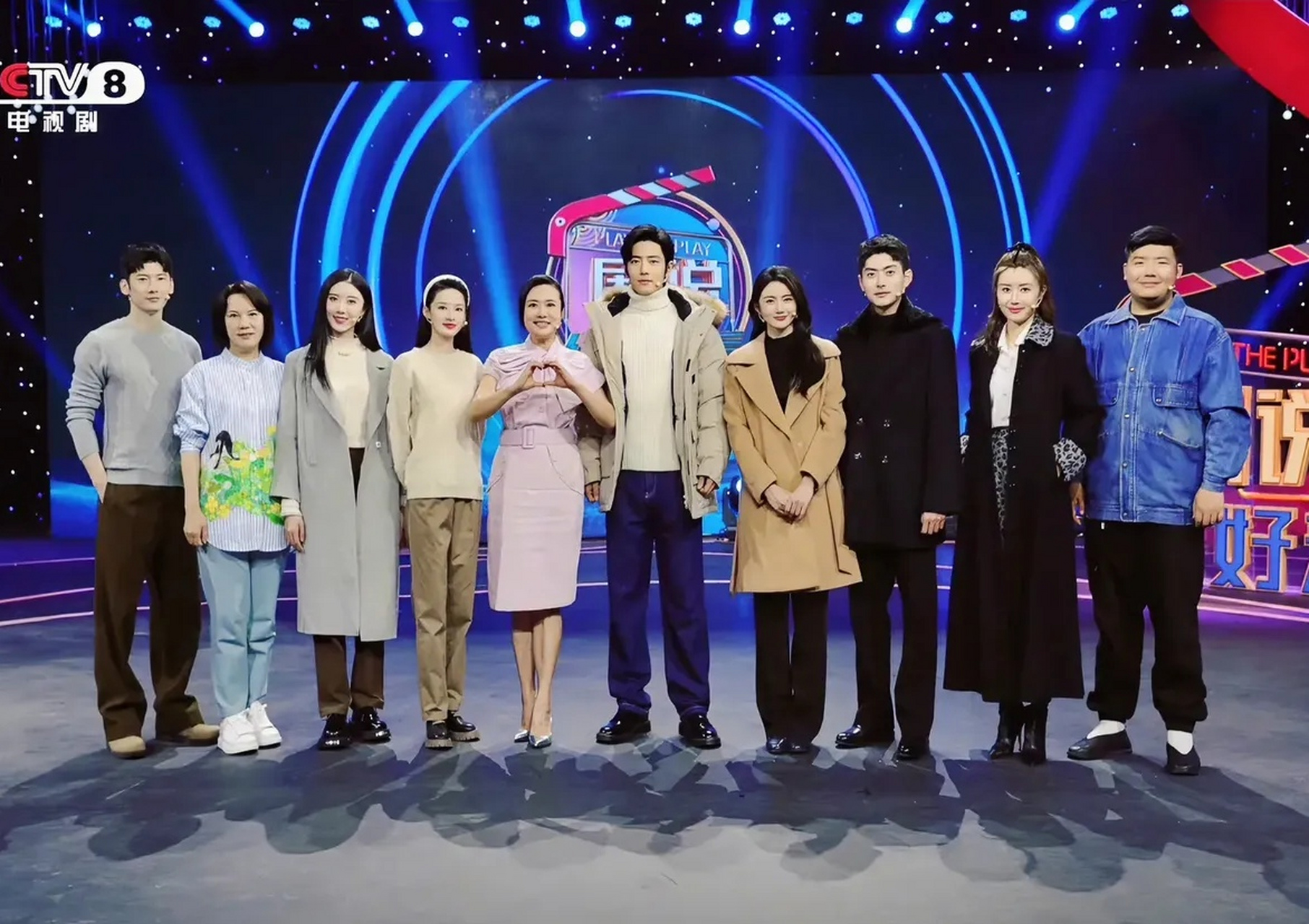 肖战这身高顶天立地的,在一众女生当中太有安全感了