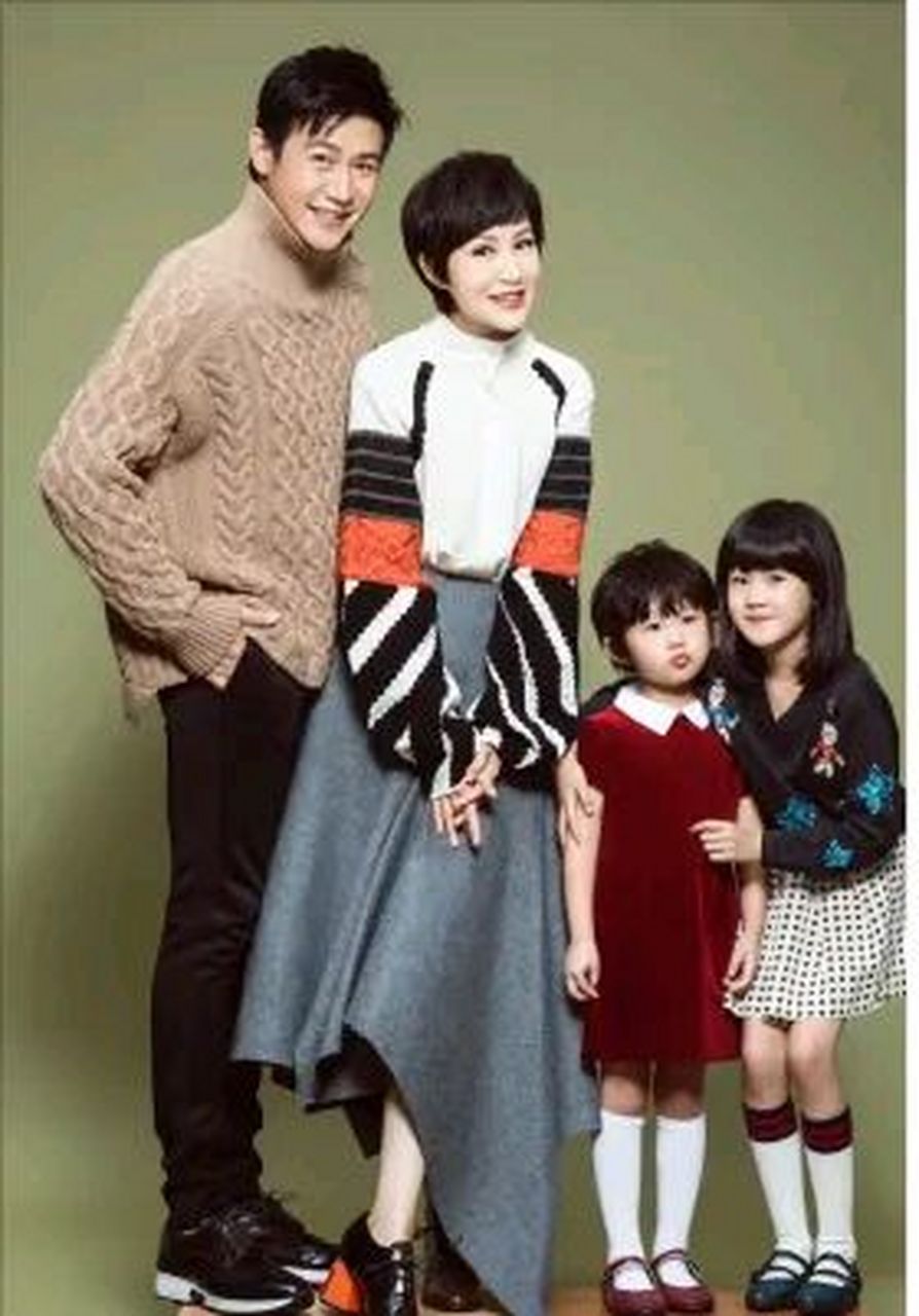 当年,陆毅娶了鲍蕾,郭京飞娶了妹妹鲍莉.有一次,两人去丈母娘家.