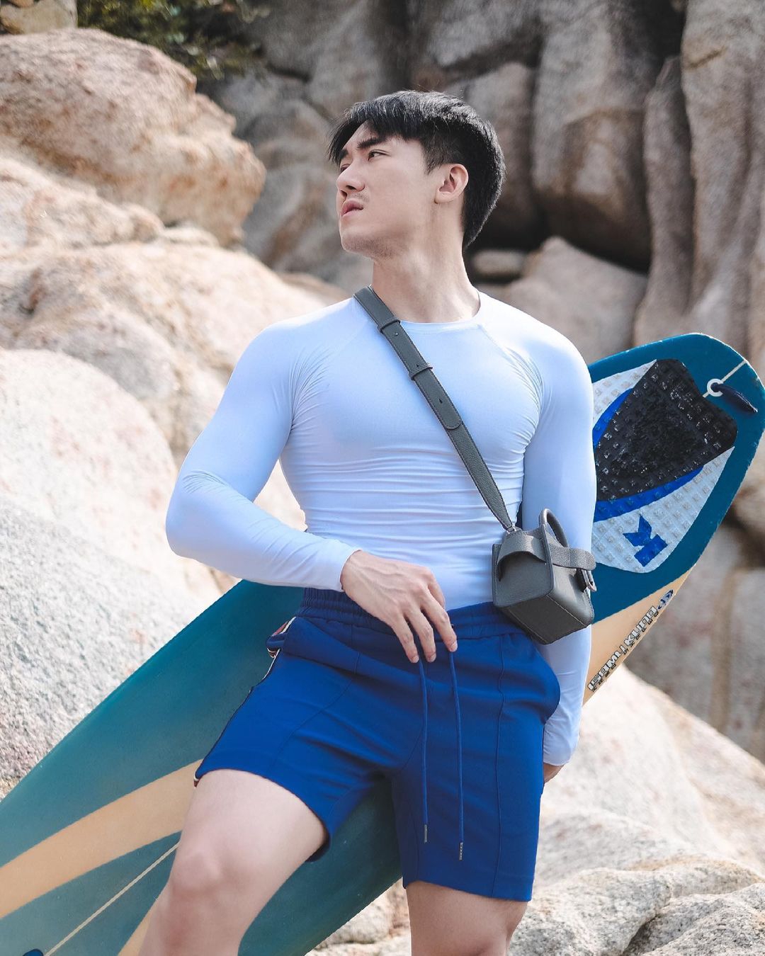 痞帅有型的肌肉男模,身材那是杠杠的,八块腹肌和人鱼线很圈粉