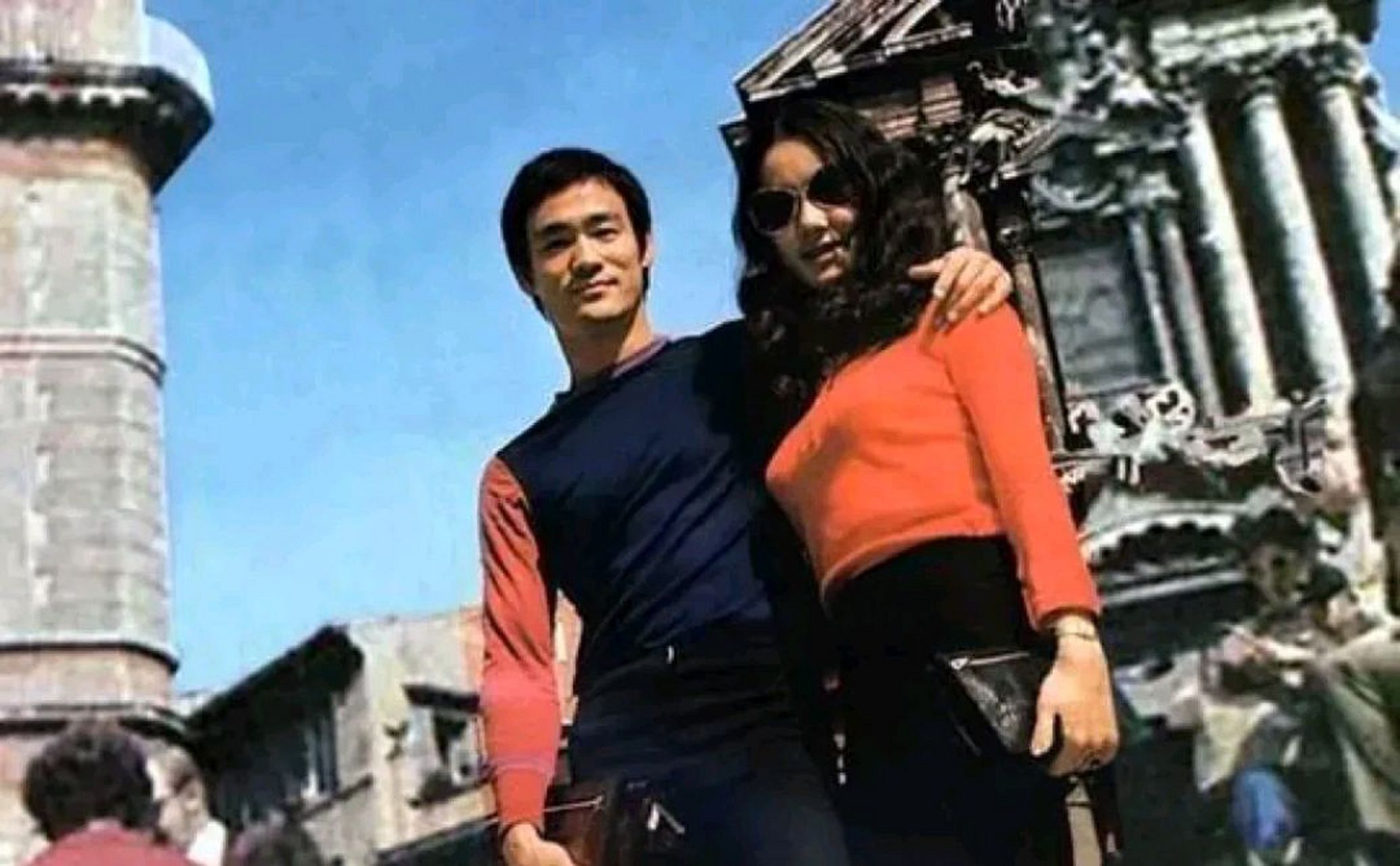 有人说这位身材苗条丰满的红衣美女是李小龙的红颜知己.