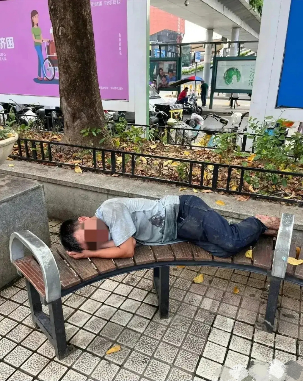 龙华汽车站偶遇一三和大神,衣衫褴褛,全身脏兮兮的,浑身散发着臭! !