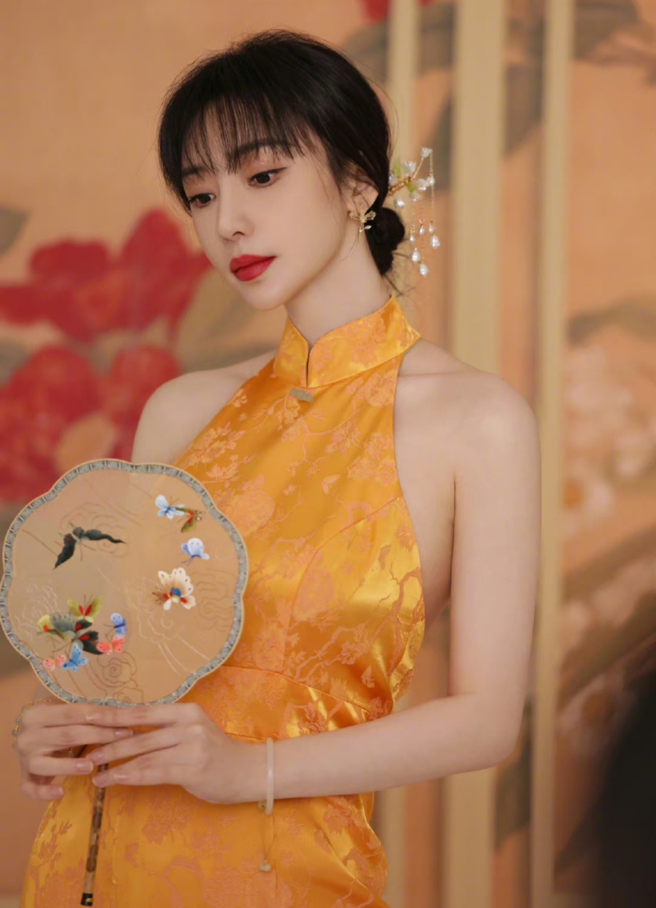柳岩演绎古风旗袍让人眼前一亮,肤色白穿橘色系衬托得气质特别高贵