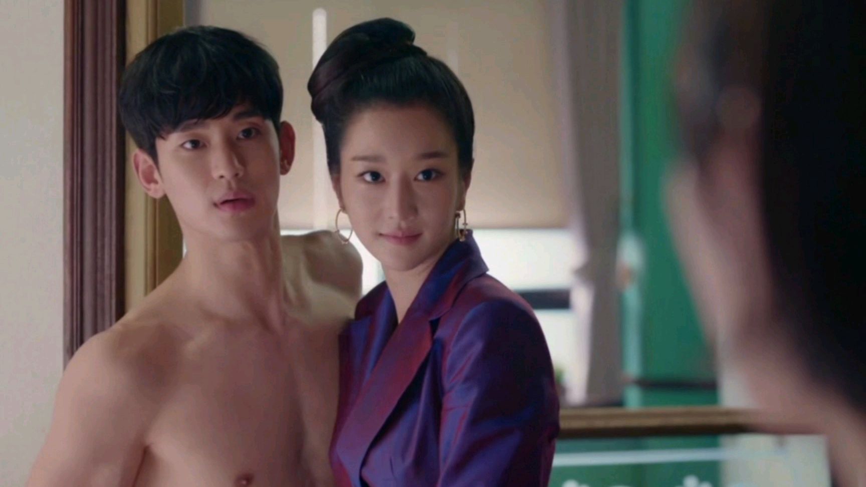 韩剧:金秀贤秀肌肉被女主强撩