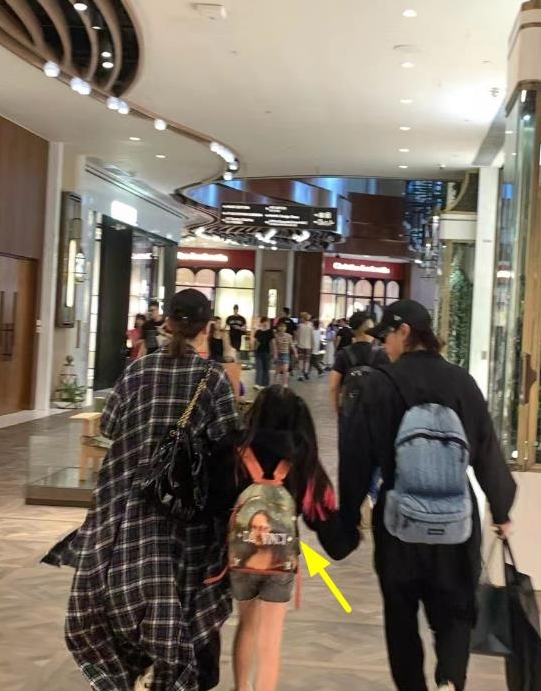 戚薇一家三口香港游玩遭遇网友,6岁女儿lucky身材高挑!