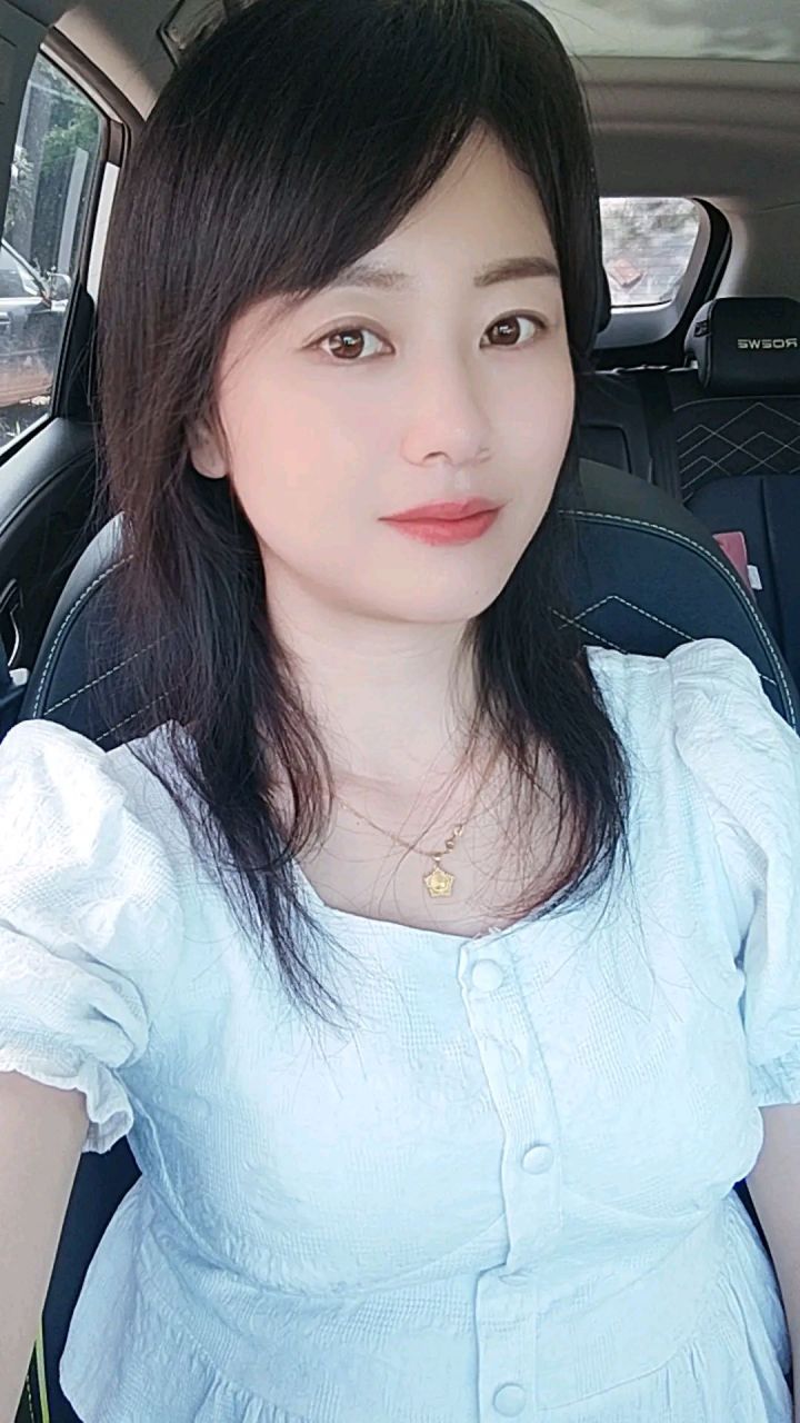 村里有个离婚的光棍,在外面撩到一个二婚女人回来,他们相见恨晚,情投