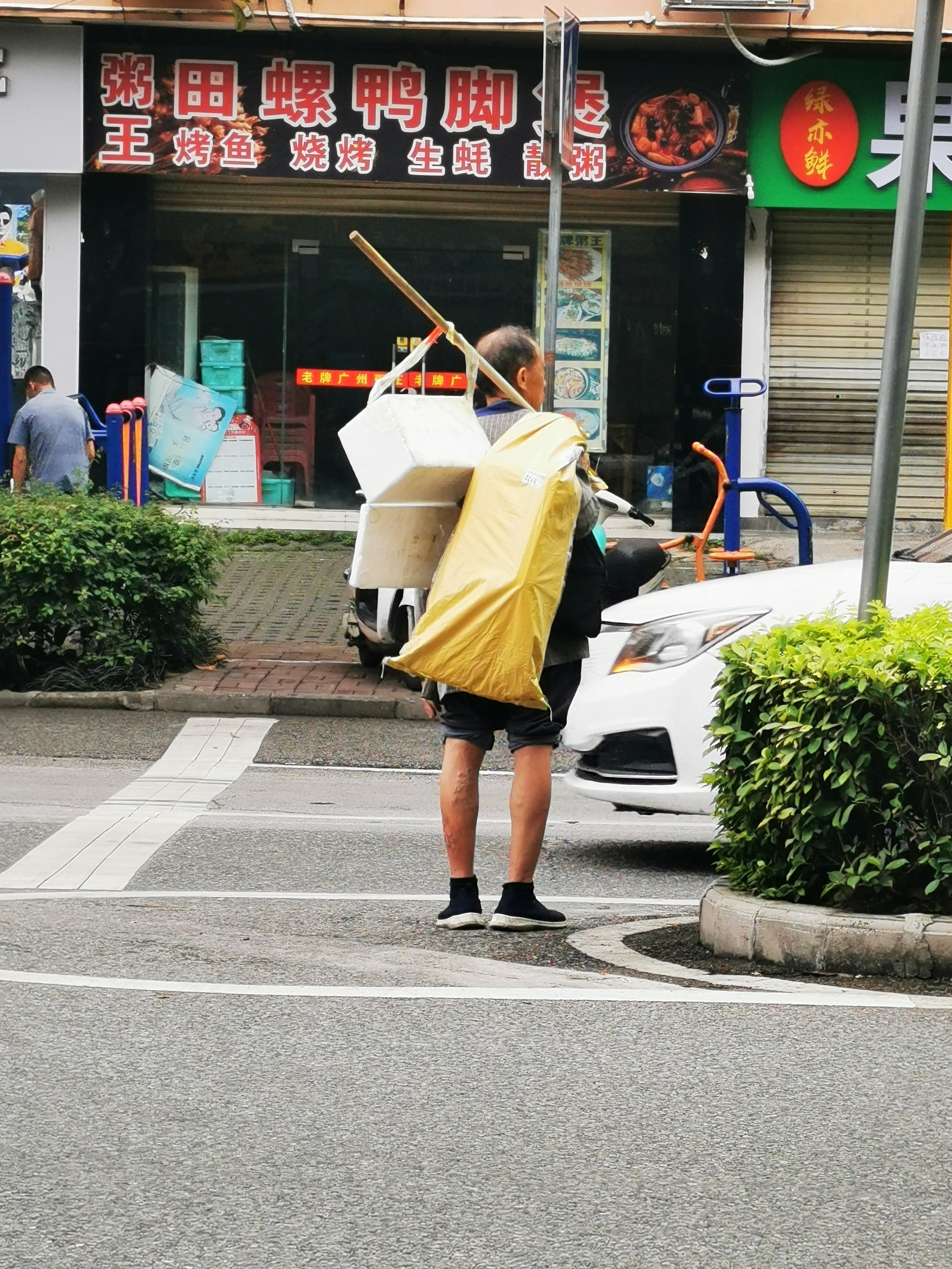 背影是如此落寞,小哥很想过去帮助这位老大爷,可惜无奈被车流堵住,只