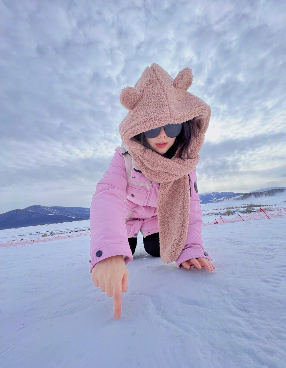 谭松韵穿着棉袄过冬天,雪地拍照别具风味