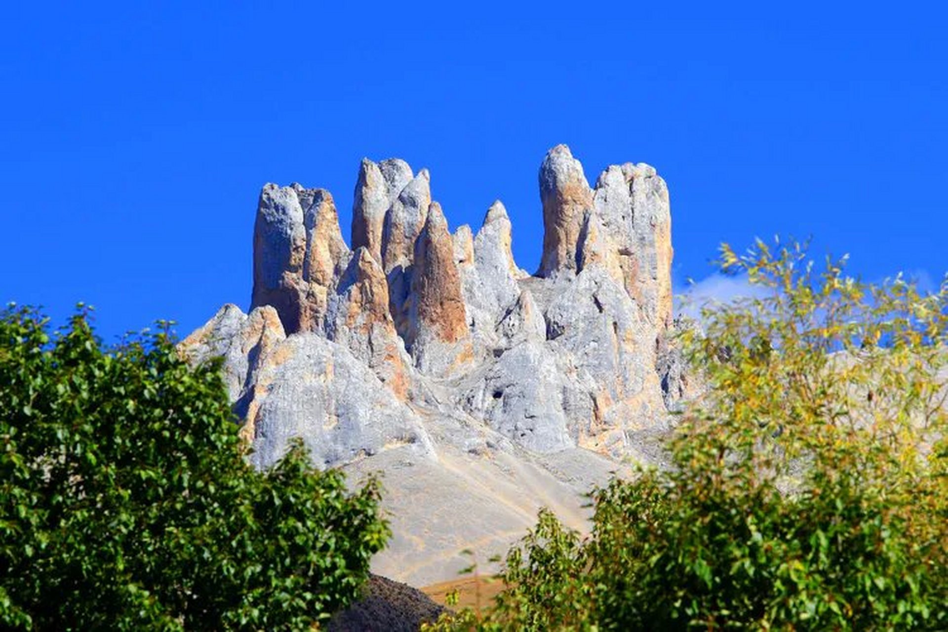 西藏洛隆五指山是藏地的密码,也不知道是怎么形成的,远远看去就像是人