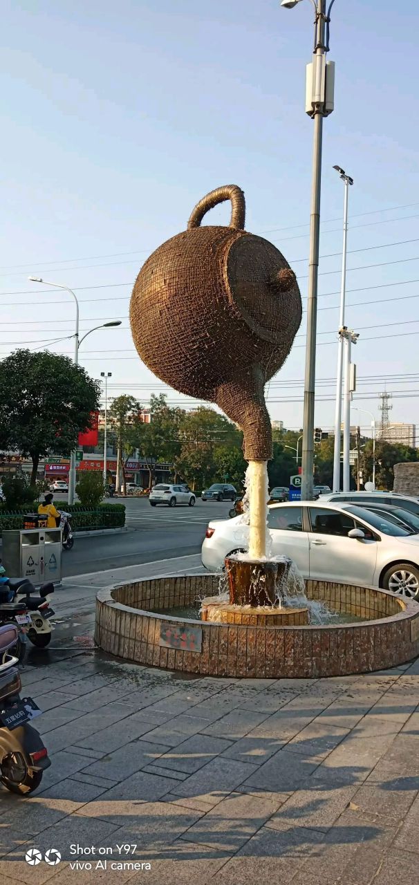 昨天去石家庄办事,在汇华广场上看到了奇观,水壶的水源源不断流出来