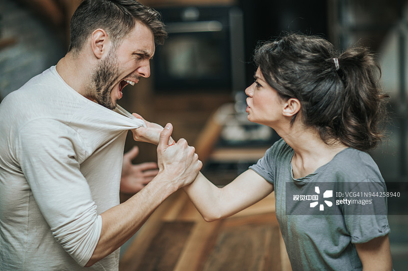 人到中年:離婚對不起孩子,不離婚對不起自己;把妻子當外人表現