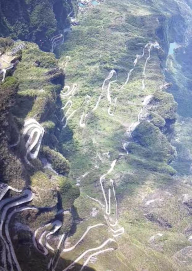 张家界1500米悬崖很美,相当于500层楼高,可是,走那么高的玻璃栈道真的