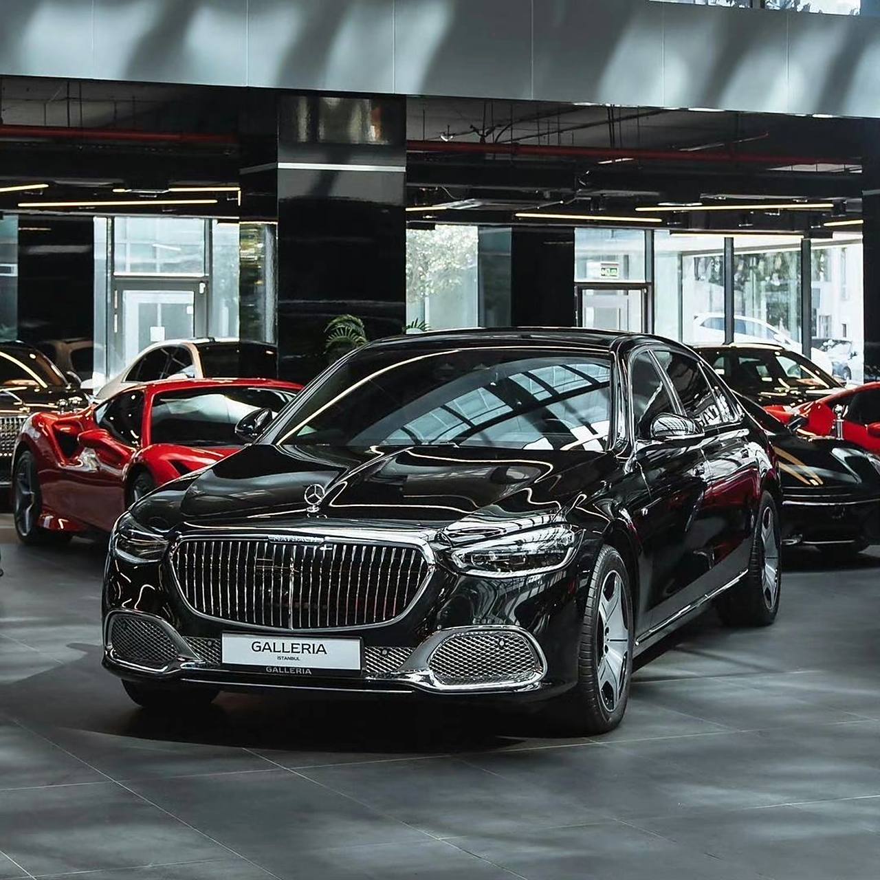 两辆奔驰迈巴赫高端系列 迈巴赫s680&迈巴赫gls600 是你心目中最美