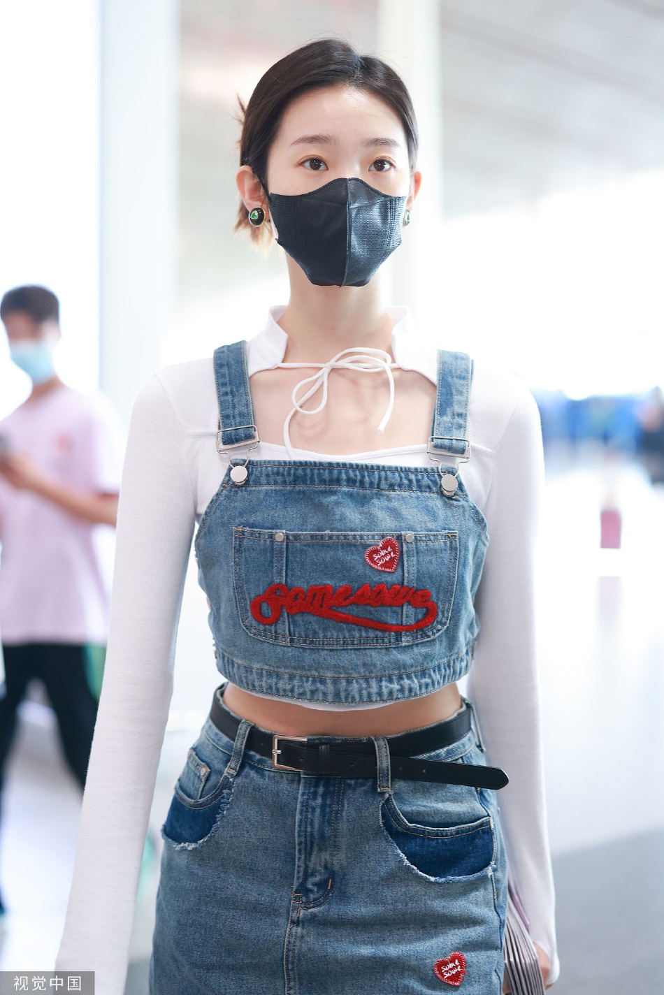 组图：张艺凡长发盘起现身机场 穿牛仔背带和短裙靓丽甜美第2张图片