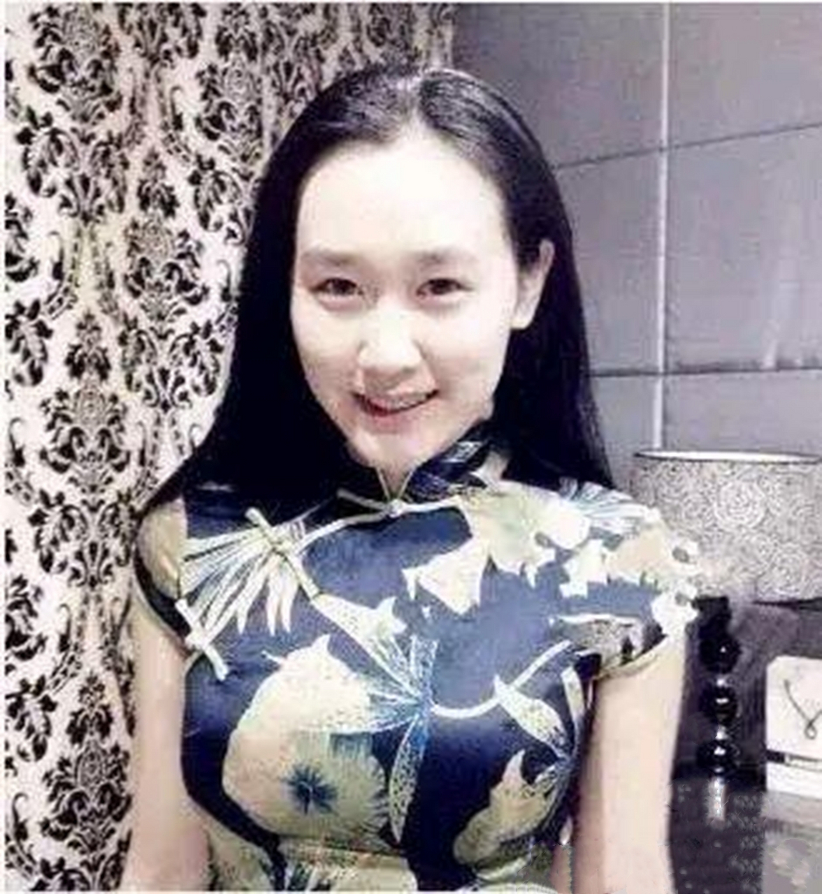 刀郎(罗林)和前妻杨娜所生女儿罗添,32岁了,长得很漂亮吧,外貌与刀郎