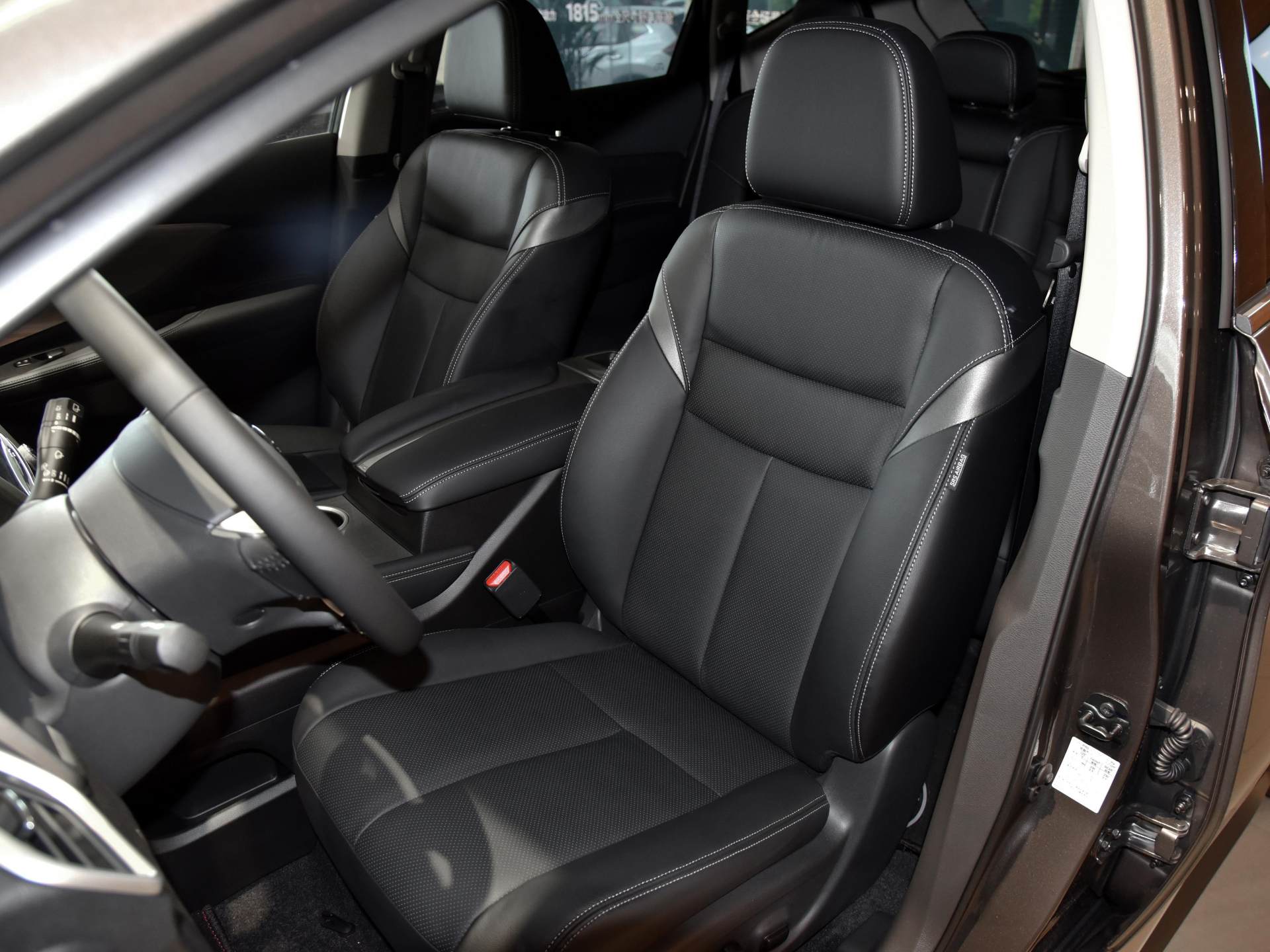 空间大操控好油耗低,合资的中型suv,实拍楼兰