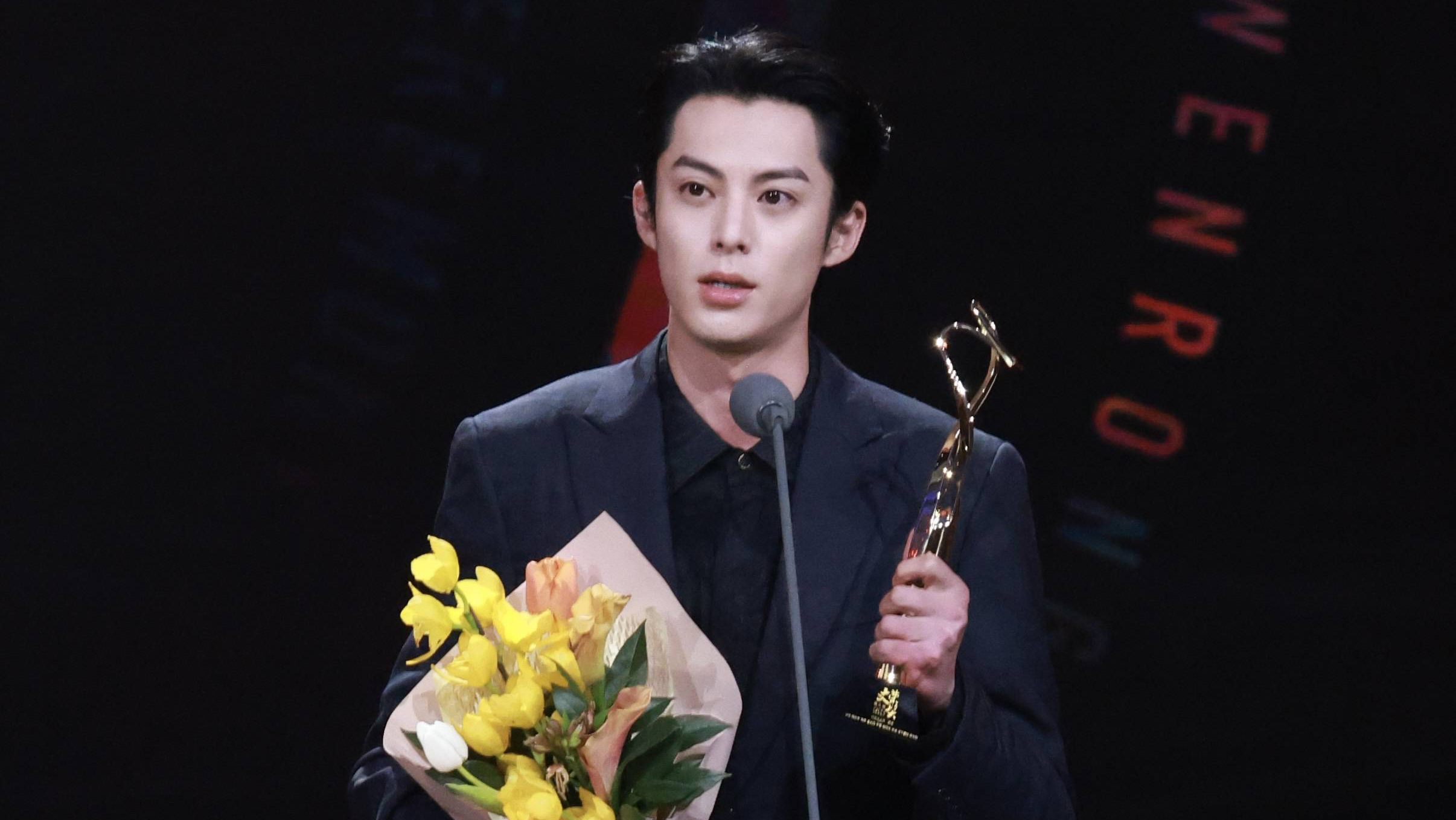 王鹤棣凭借出色演技荣获文荣奖,展现实力派演技