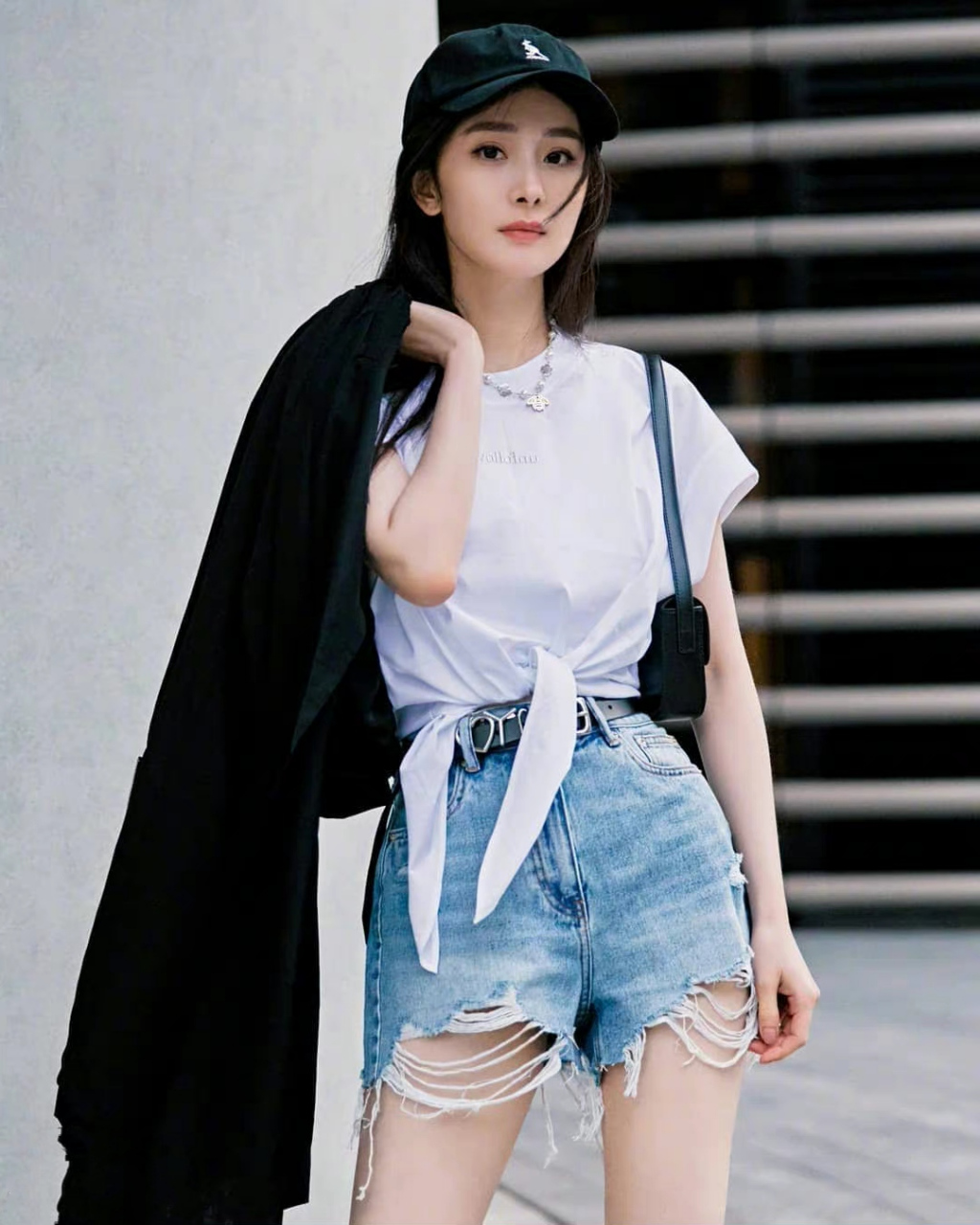 杨幂 身穿牛仔短裤,白皙性感大长腿惹人眼
