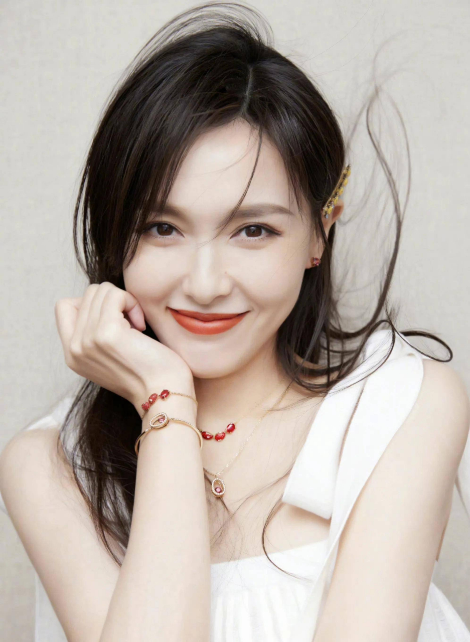 糖糖唐嫣,人如起名笑起来很甜美,笑颜如嫣