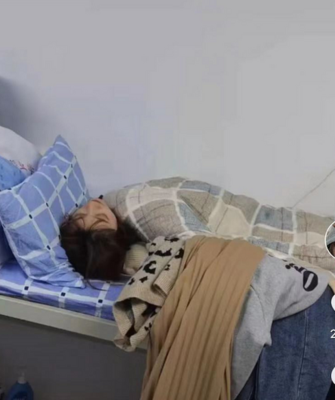 女学生的神仙睡姿,头和身子分离让人很佩服.