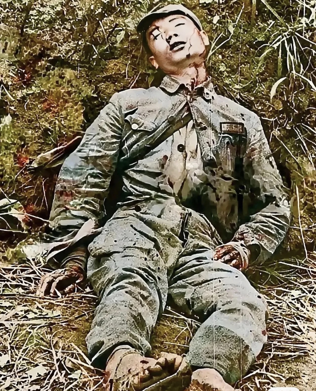 徐州会战中一名战士胸部中弹,鲜血将衣服染红,为了国家即使流尽最后一