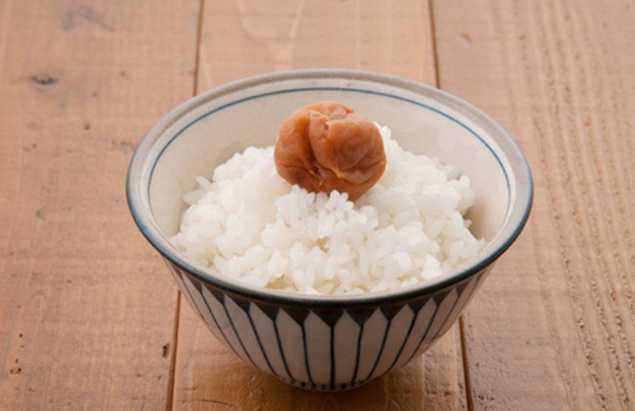 为啥日本的米饭要放梅干?看到梅干,就清楚这是日本便当