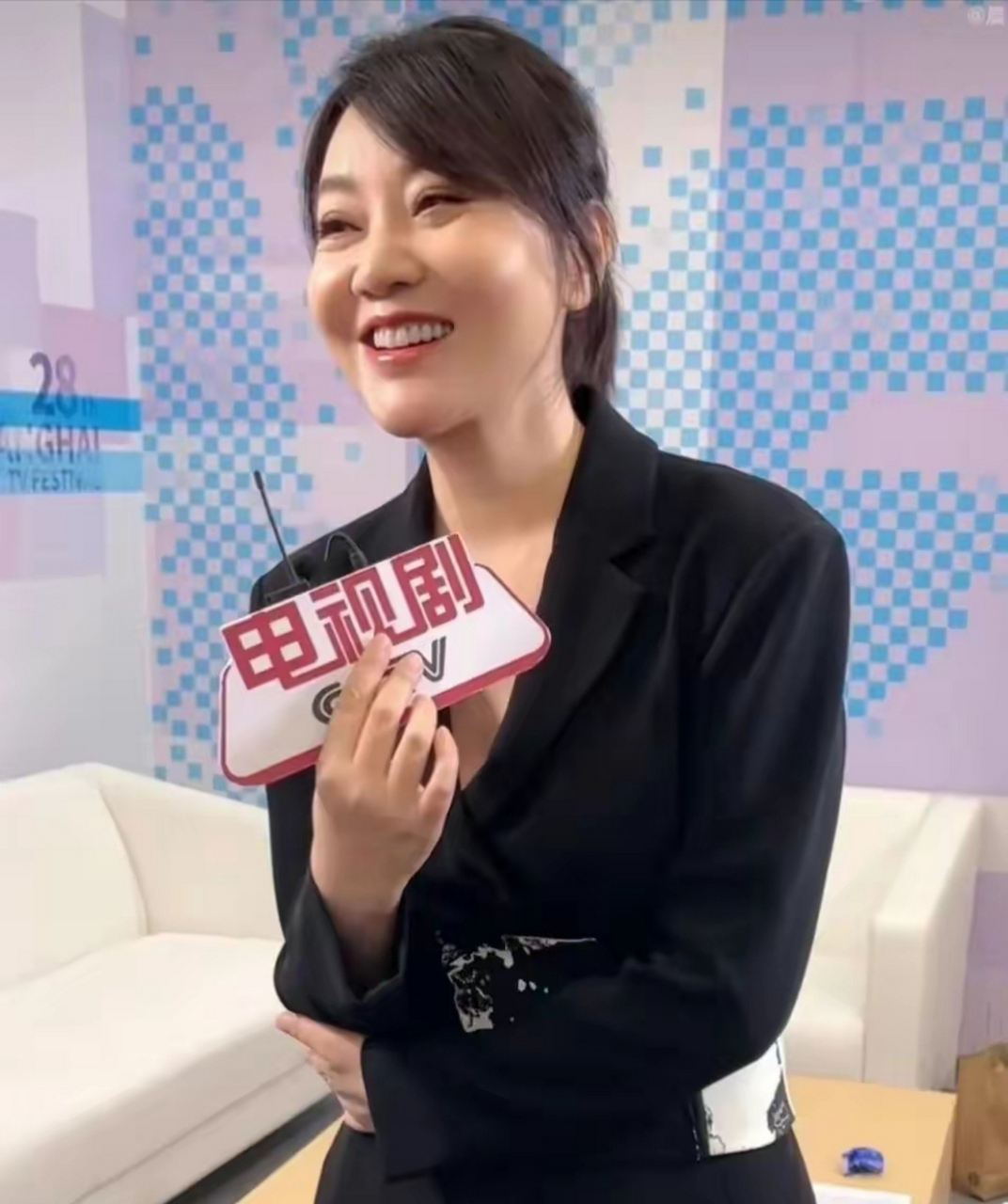 52岁闫妮近照曝光,脸僵大变样,医美后遗症太明显了  近日,闫妮出席第