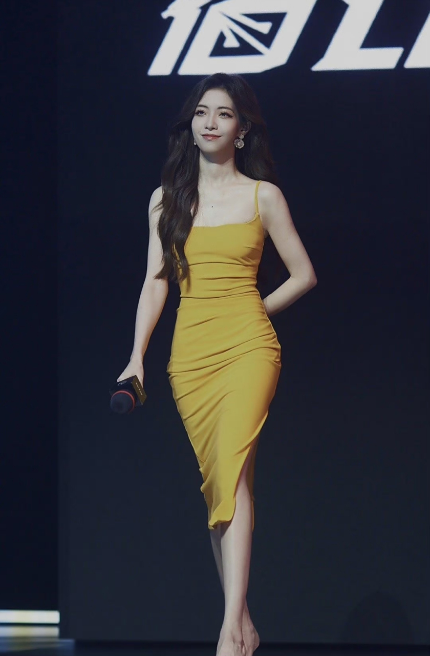 英雄联盟# #英雄联盟lpl职业联赛#  lpl主持希然在微博上晒出自己