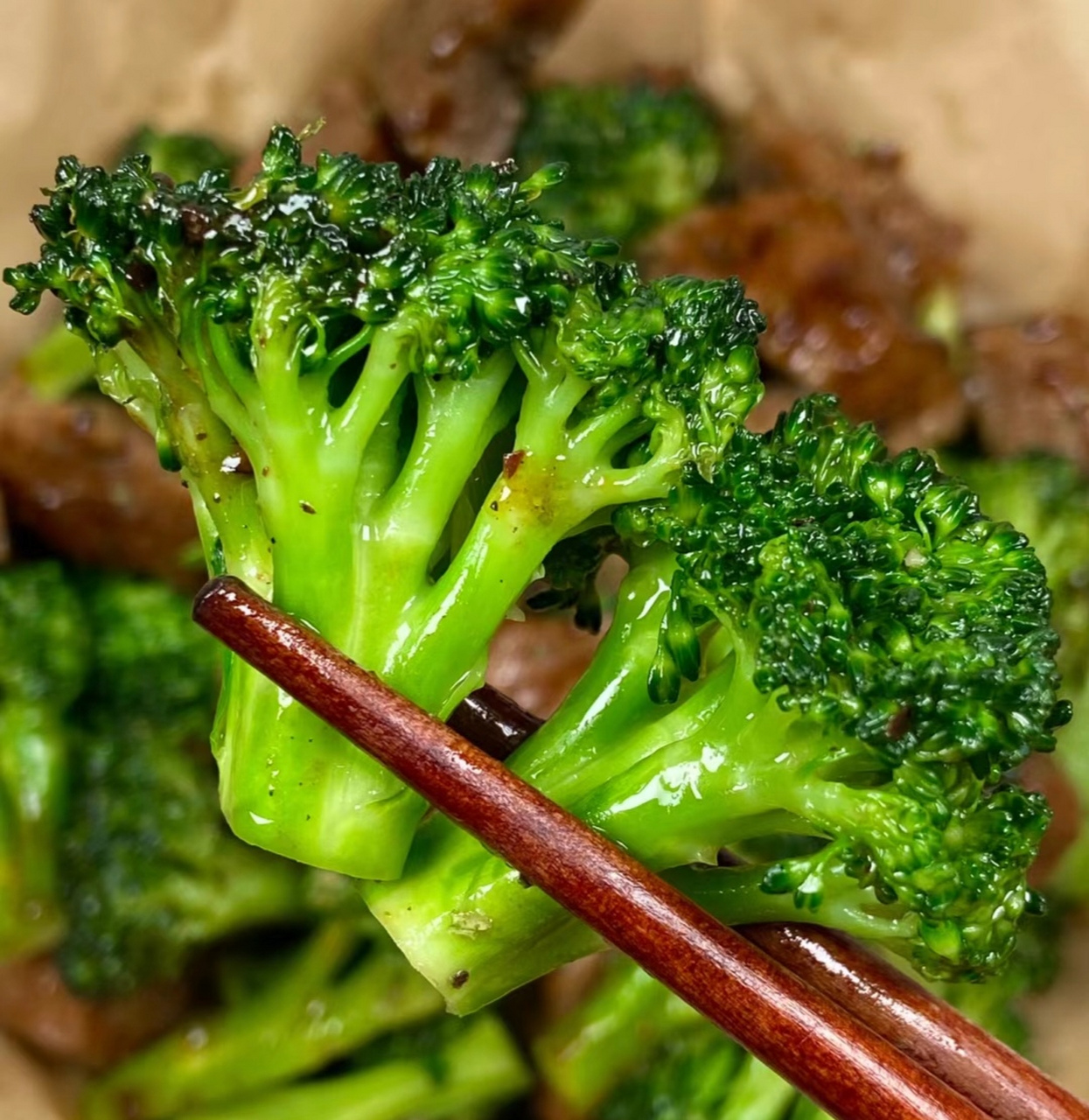 美味的西兰花炒牛肉,将新鲜的西兰花与嫩牛肉巧妙地融合在一起,经过