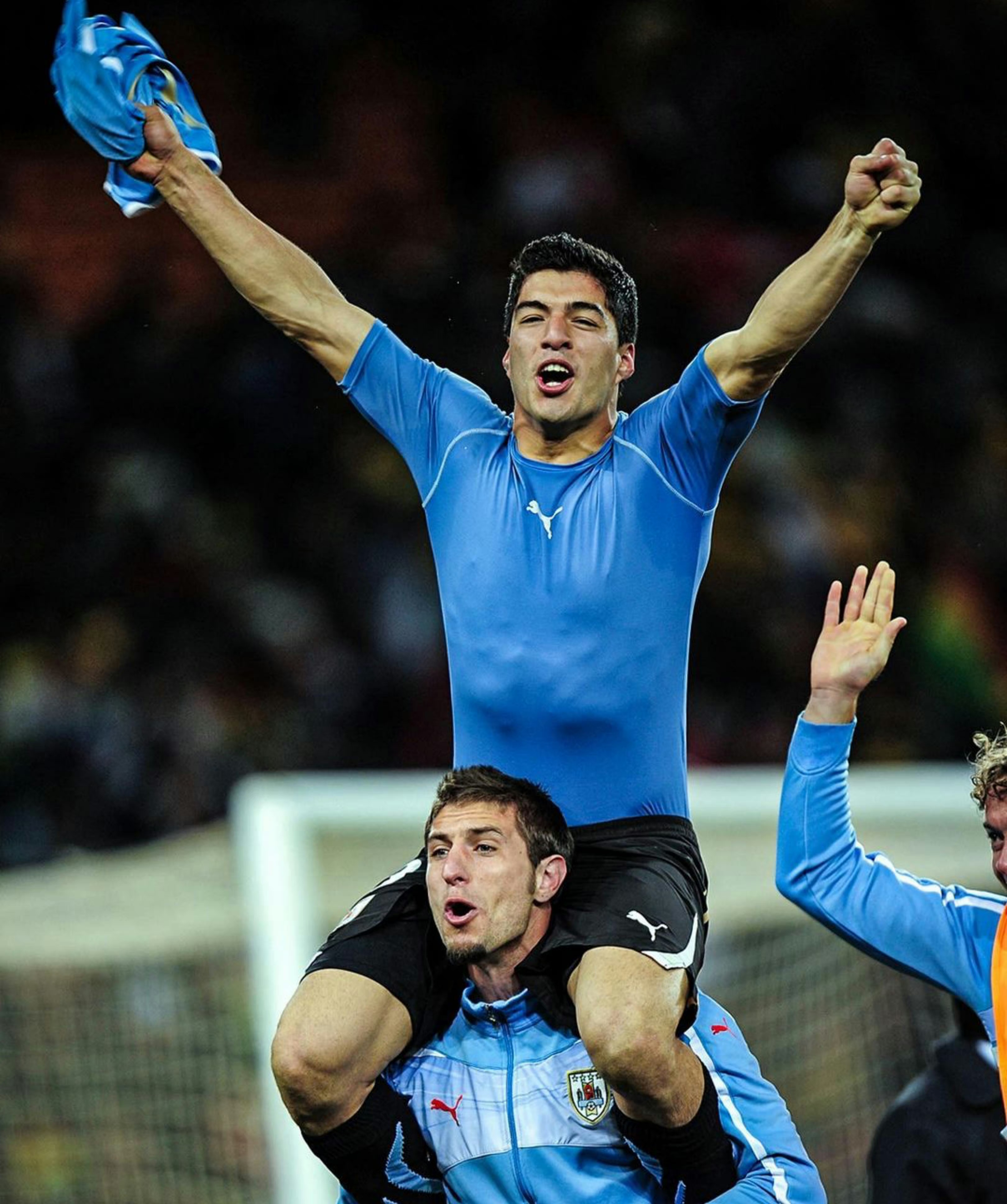 加纳传奇球星吉安宣布挂靴,"冤家"苏亚雷斯欲投奔梅西?