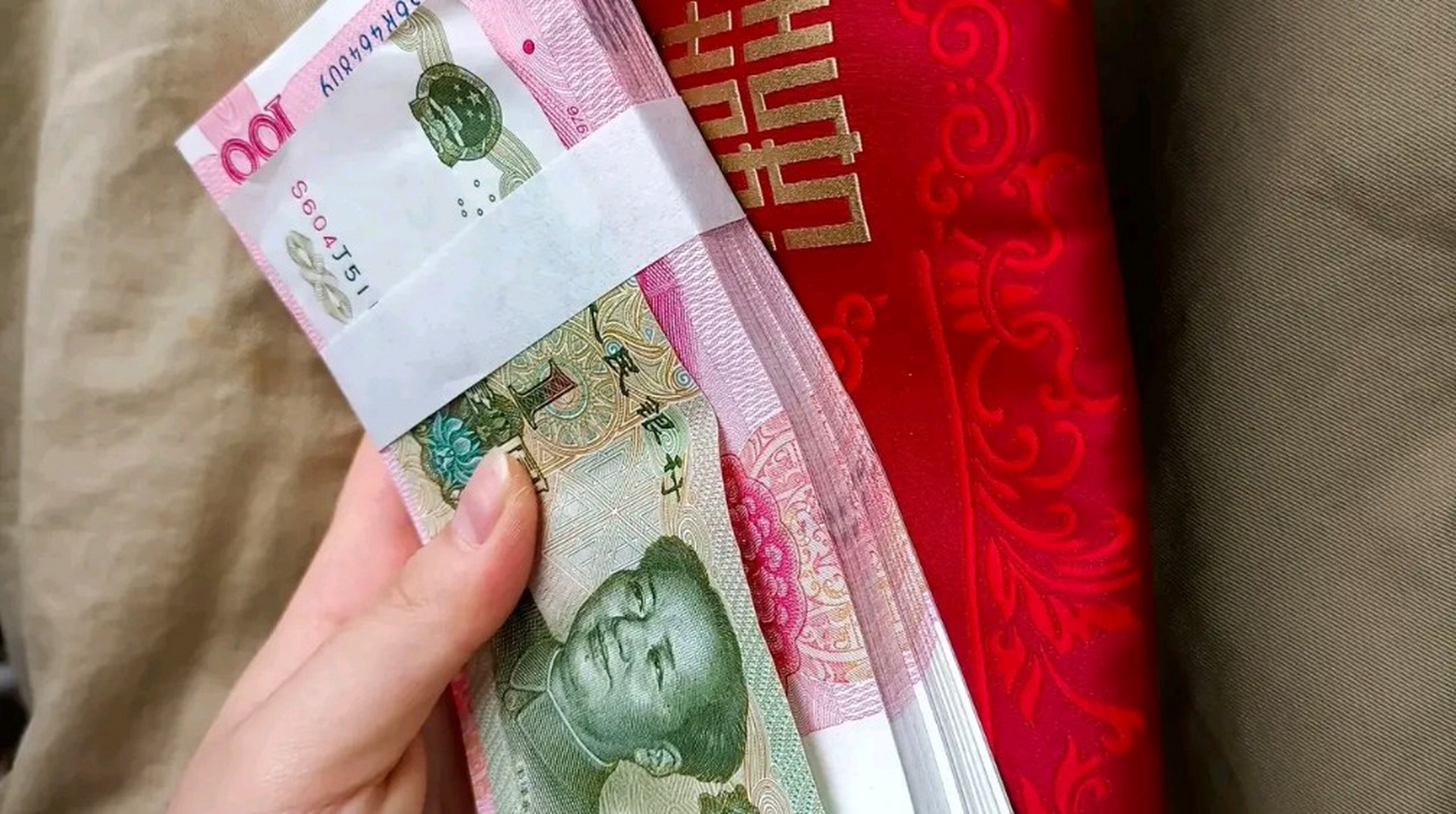 表妹说她不想要这个红包,她觉得太多了,不好意思拿.