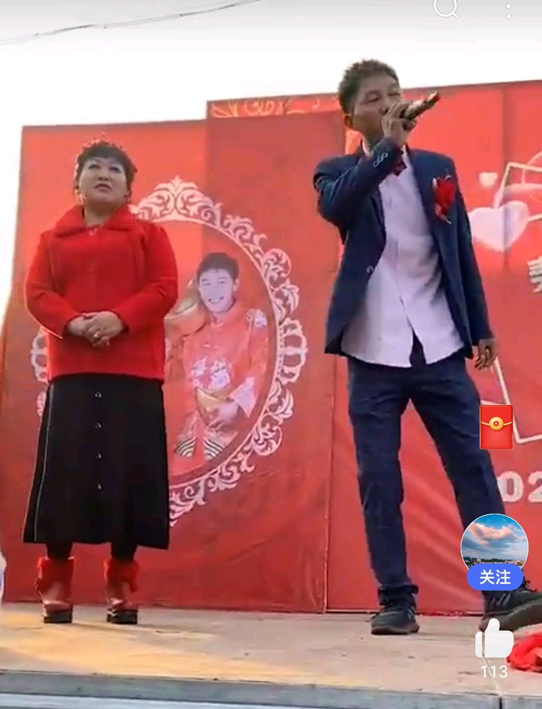 29岁帅气新郎迎娶59岁新娘现场唱《红尘情歌》!网友:图她啥