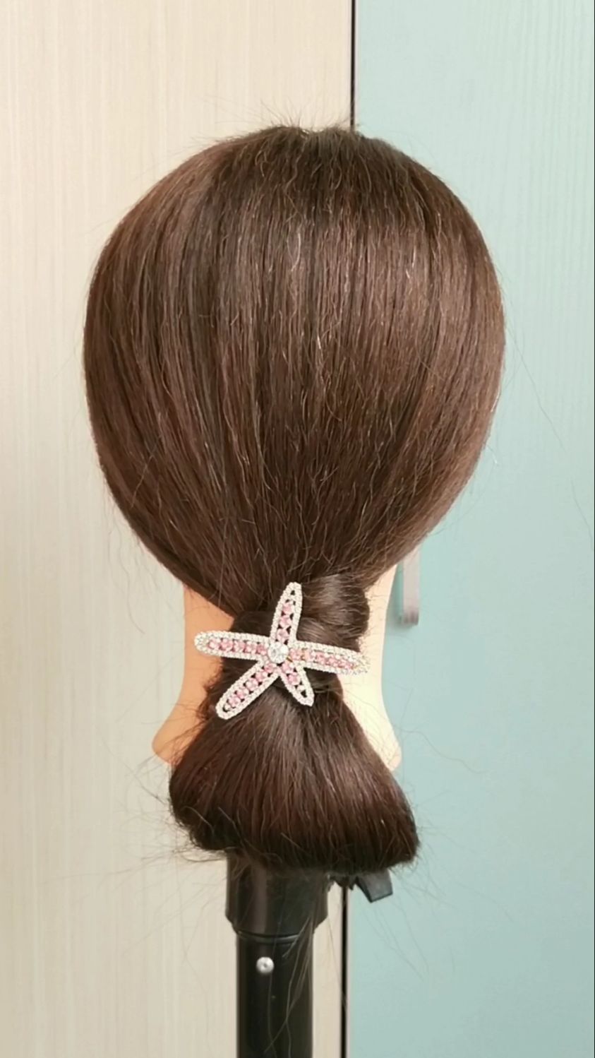 简单易学的一款低丸子头发型