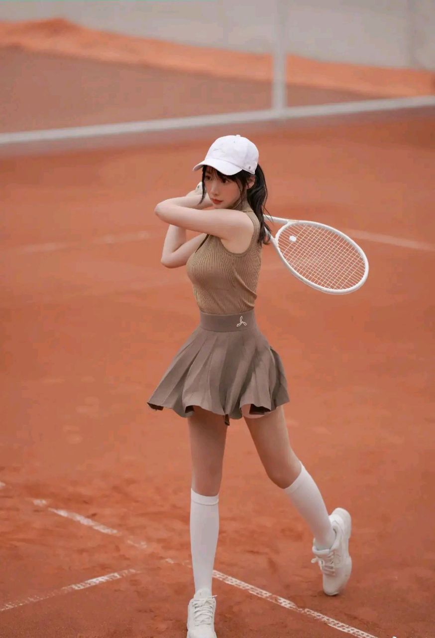 在阳光下,柳岩的脸红扑扑的,皮肤细腻紧致