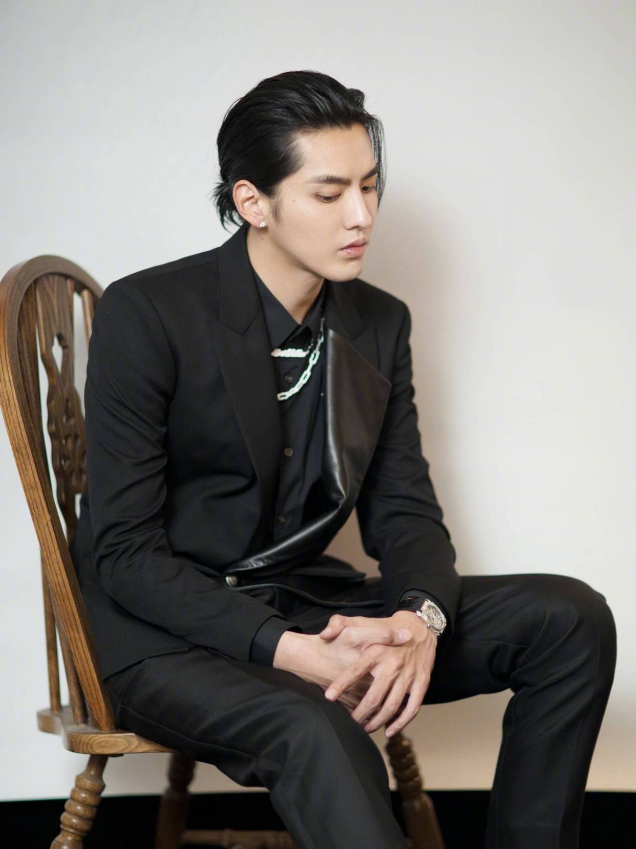 吴亦凡最新亮相直播活动造型,犹如漫画里走出来的美男子!