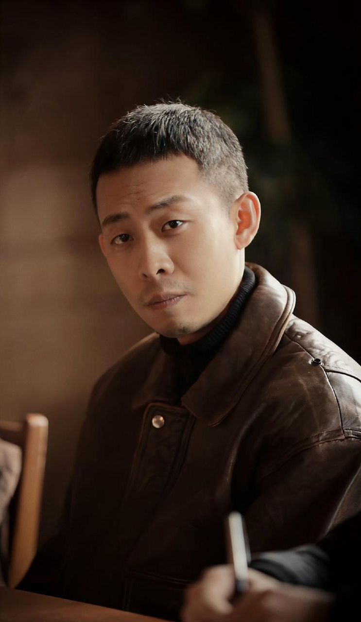 说实话,张译不帅,气质也不突出,穿搭也没什么出众的地方,放在人群中也